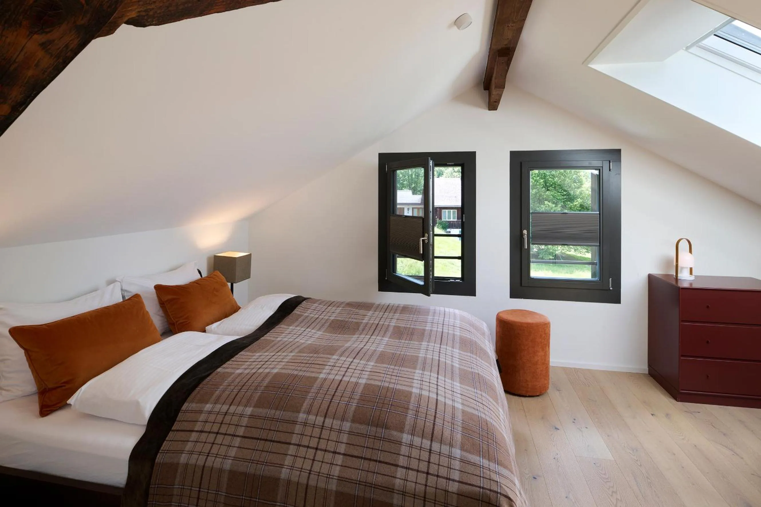 Studio with small bathtub in Eiger View Alpine Lodge