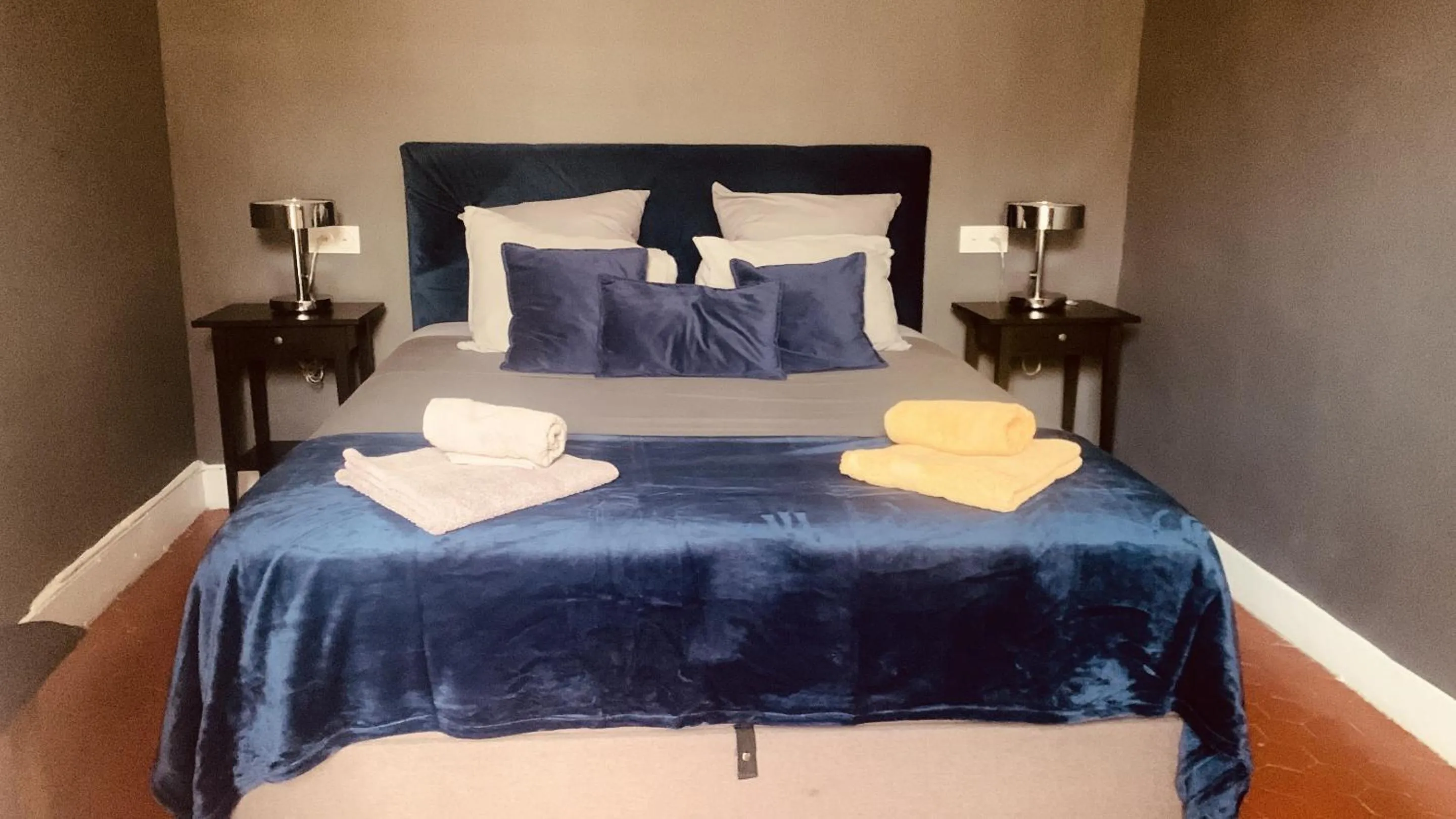 Deluxe Double Room with Balcony - single occupancy in Casa Roma Montpellier Bed&Breakfast chambres d hôte