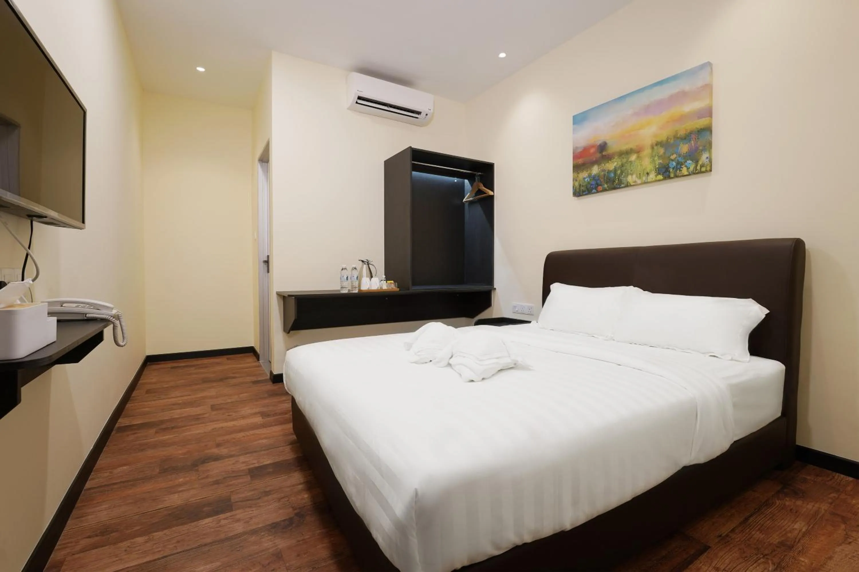 Queen Room (No Window) in Hotel Le-Shore