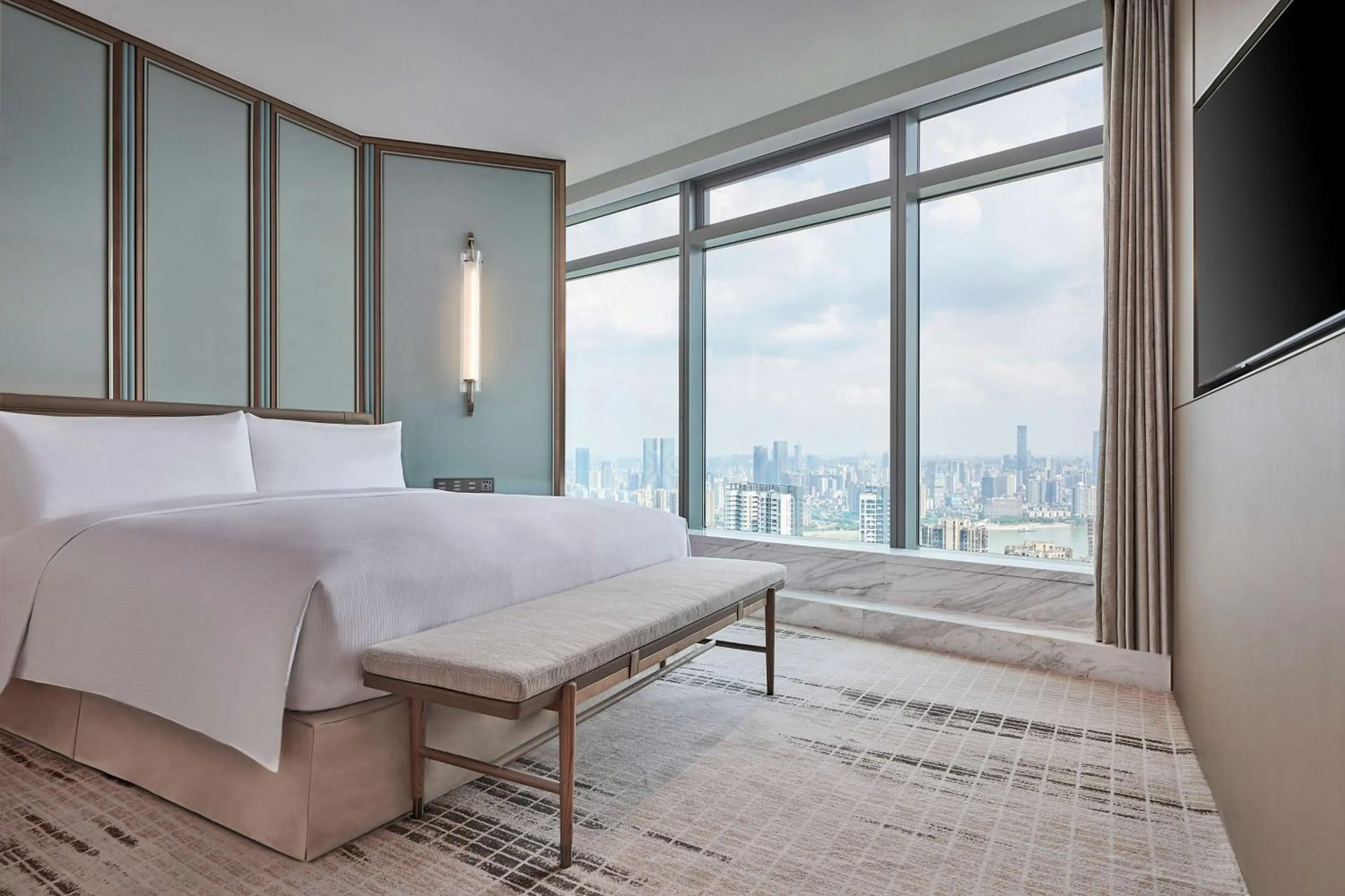 Deluxe King Suite with River View  in Hilton Changsha Riverside