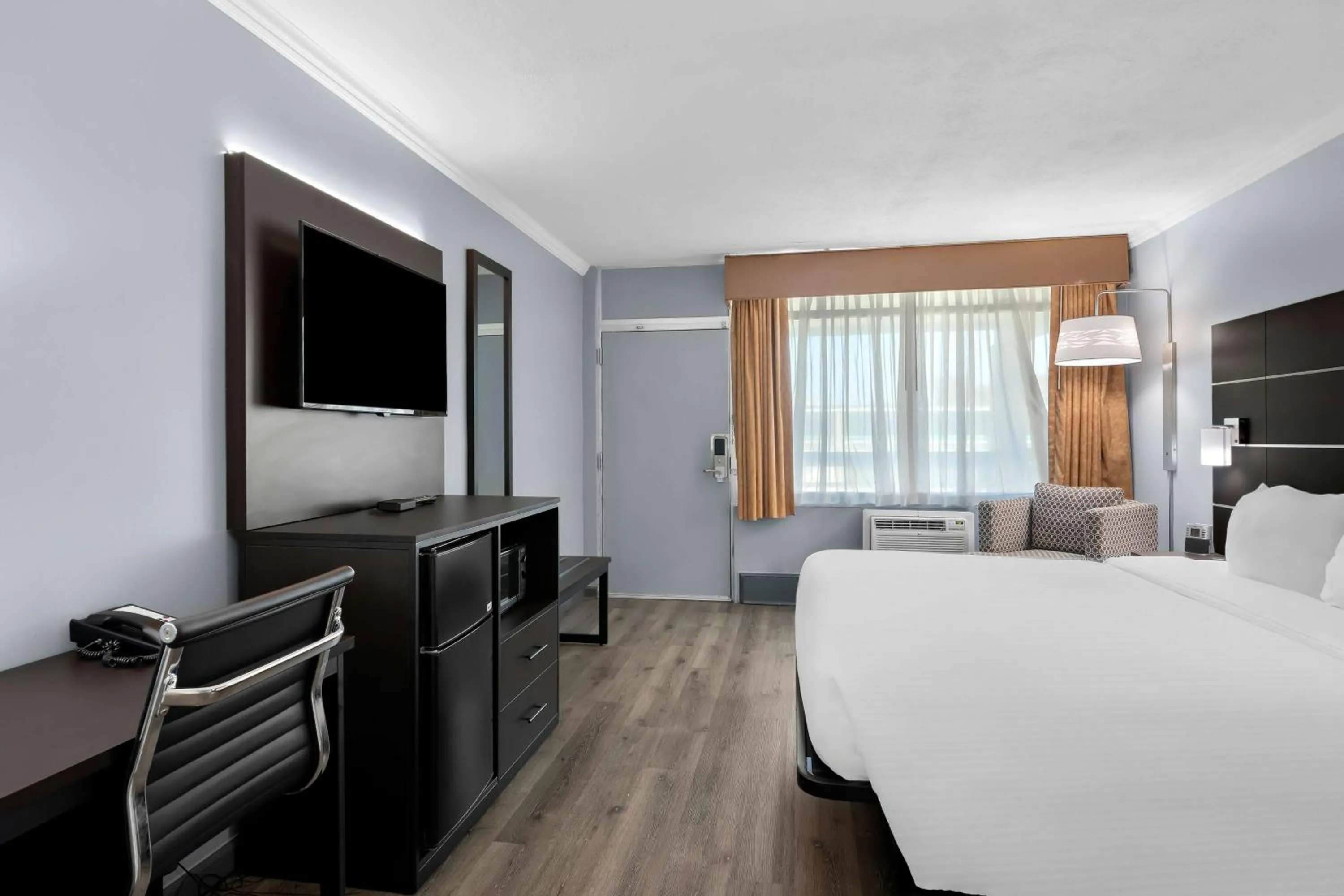 Queen Room - Disability Access Tub in Brandywine Valley Inn SureStay Plus by Best Western