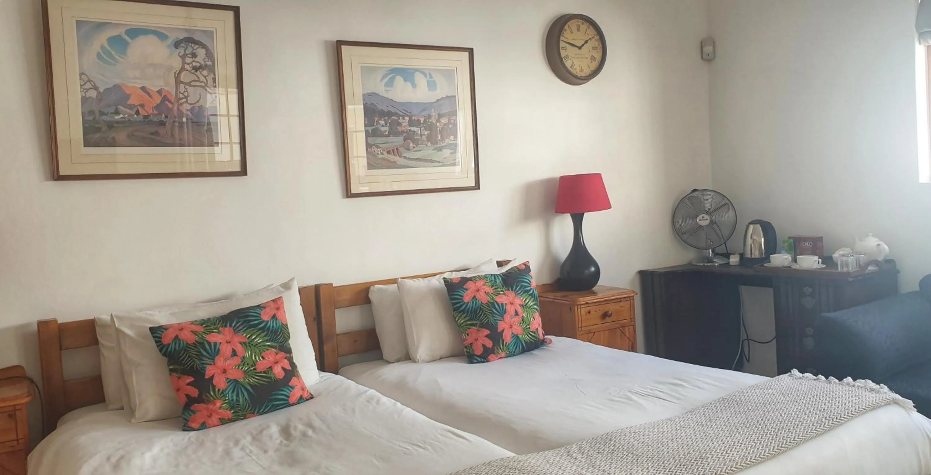 Luxury Twin Room in Camdeboo Cottages