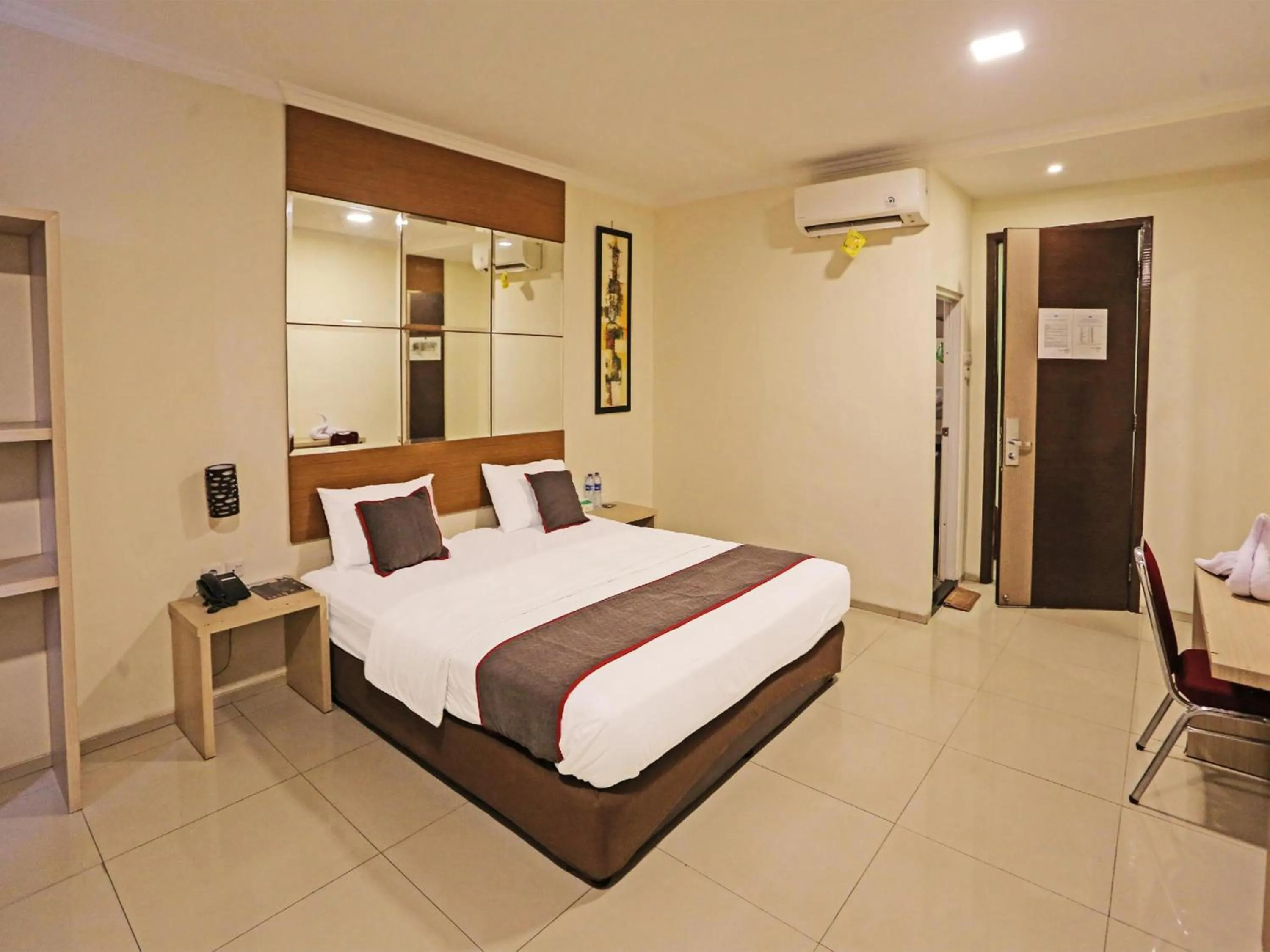 Deluxe Double Room in Super OYO Townhouse OAK Hotel Fiducia Serpong