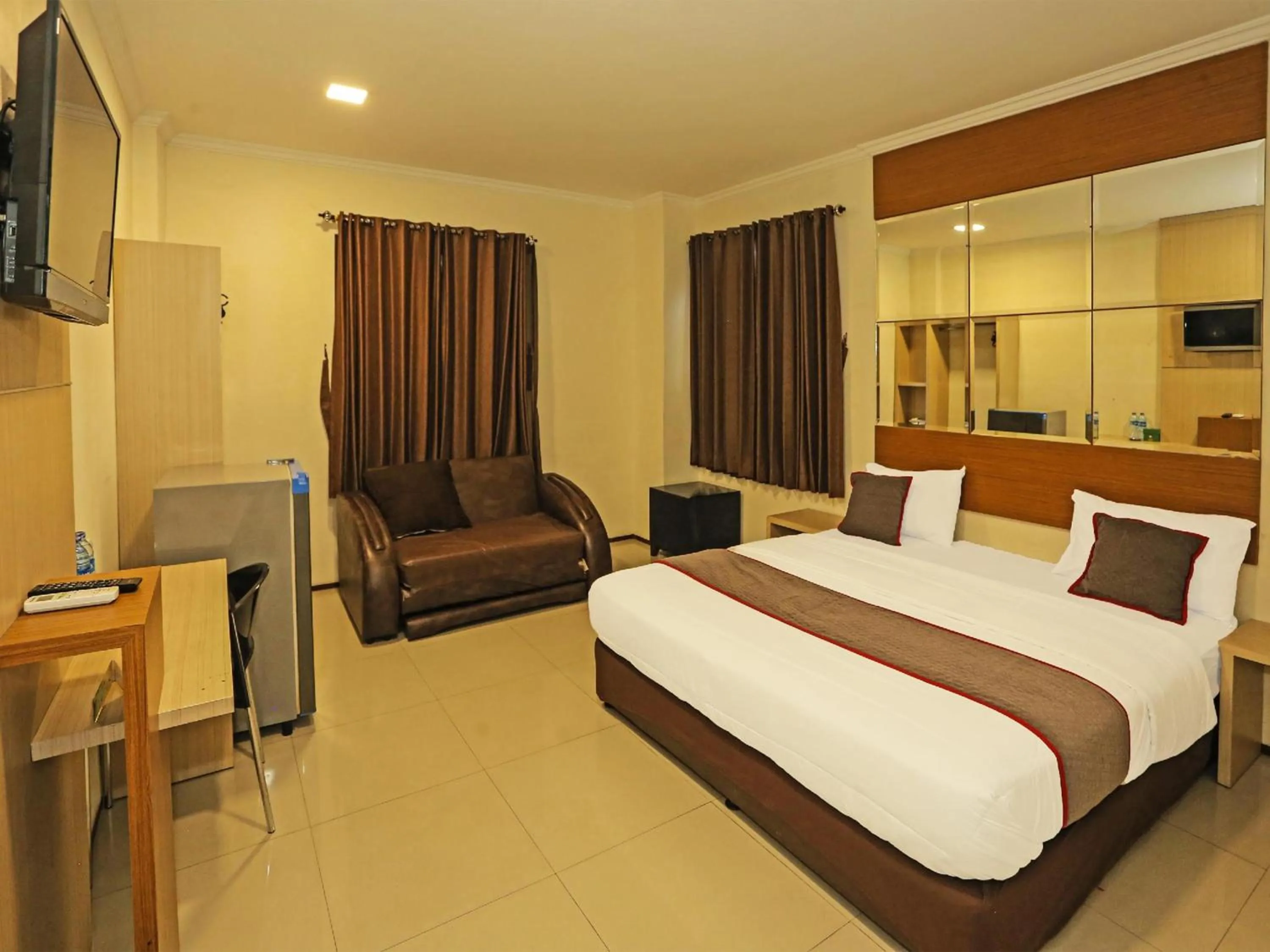 Deluxe Suite in Super OYO Townhouse OAK Hotel Fiducia Serpong