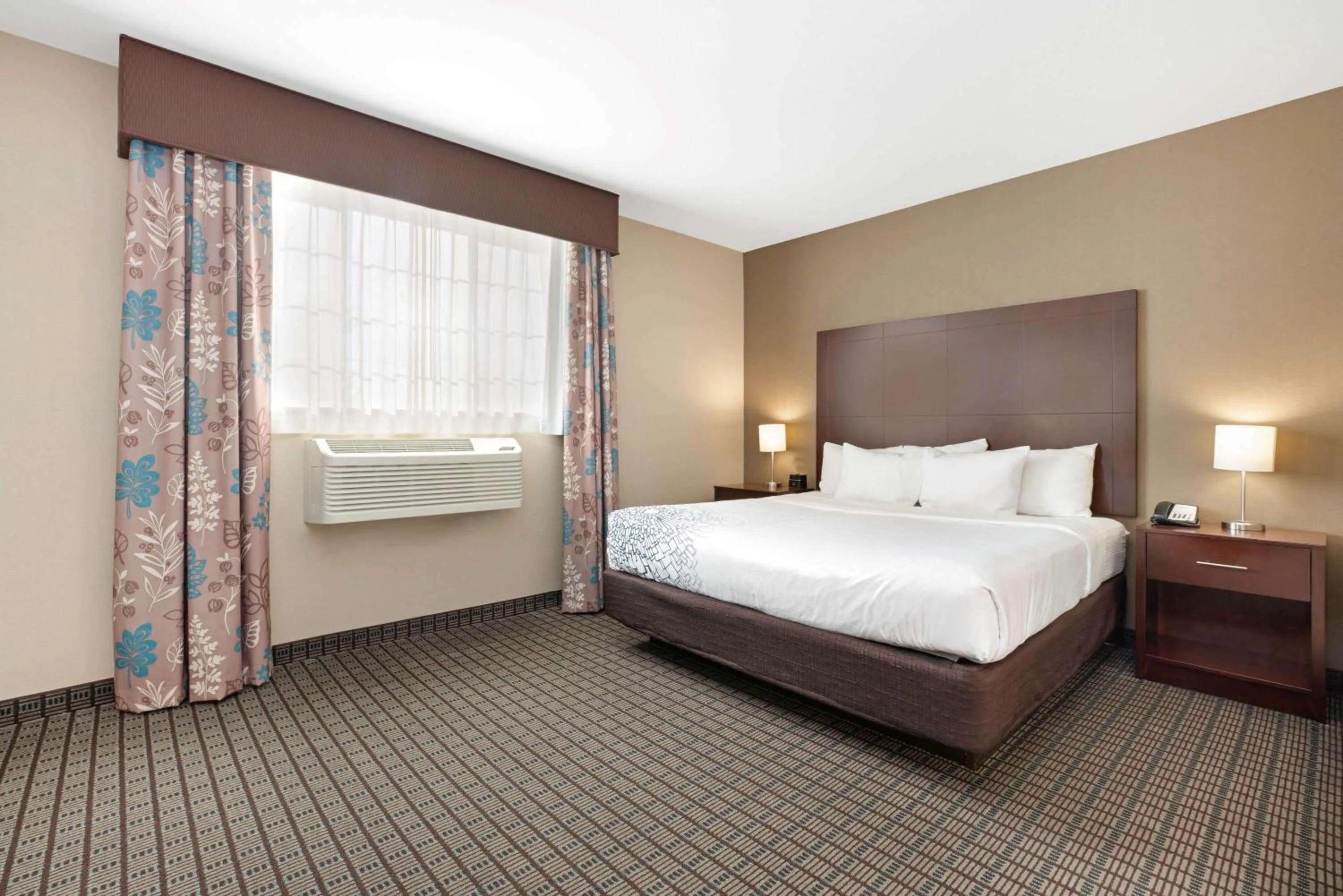 Deluxe King Suite with Sofa Bed - Mobility Access/Non-Smoking in La Quinta by Wyndham Bellingham