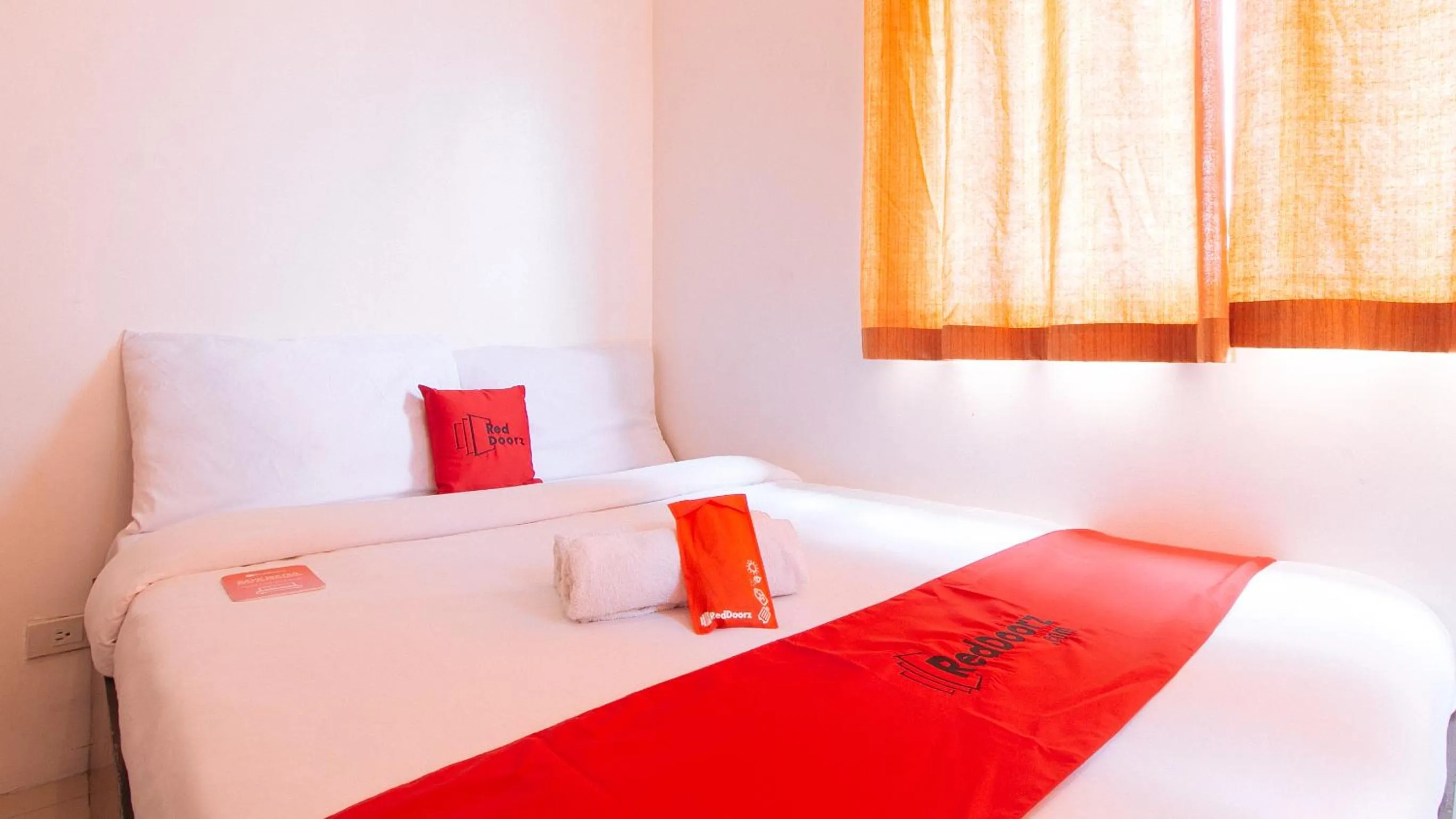 Deluxe Room in RedDoorz @ Jardin LRT Tayuman Manila