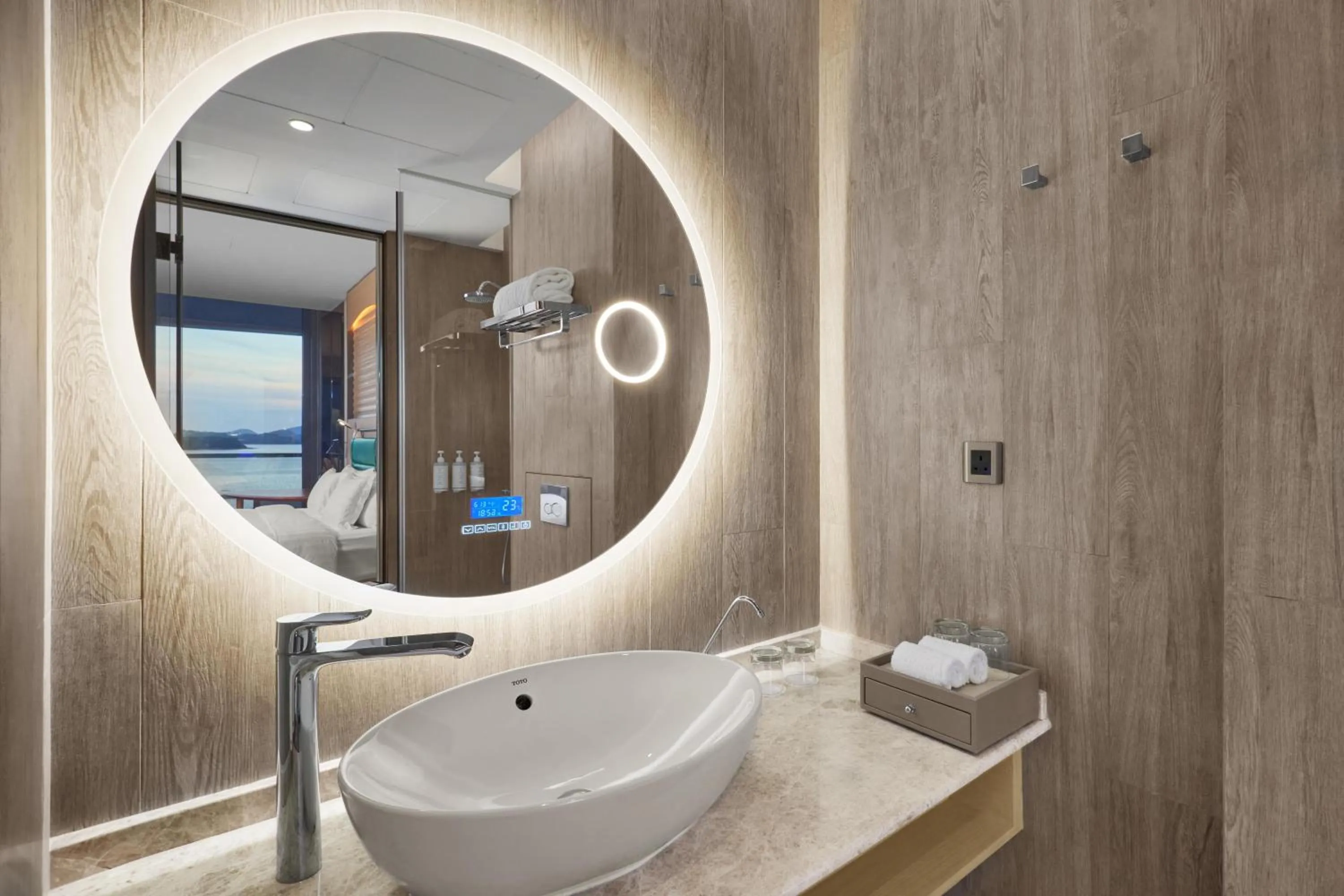 Twin Room with Balcony and Sea View in WM Hotel Hong Kong, Vignette Collection