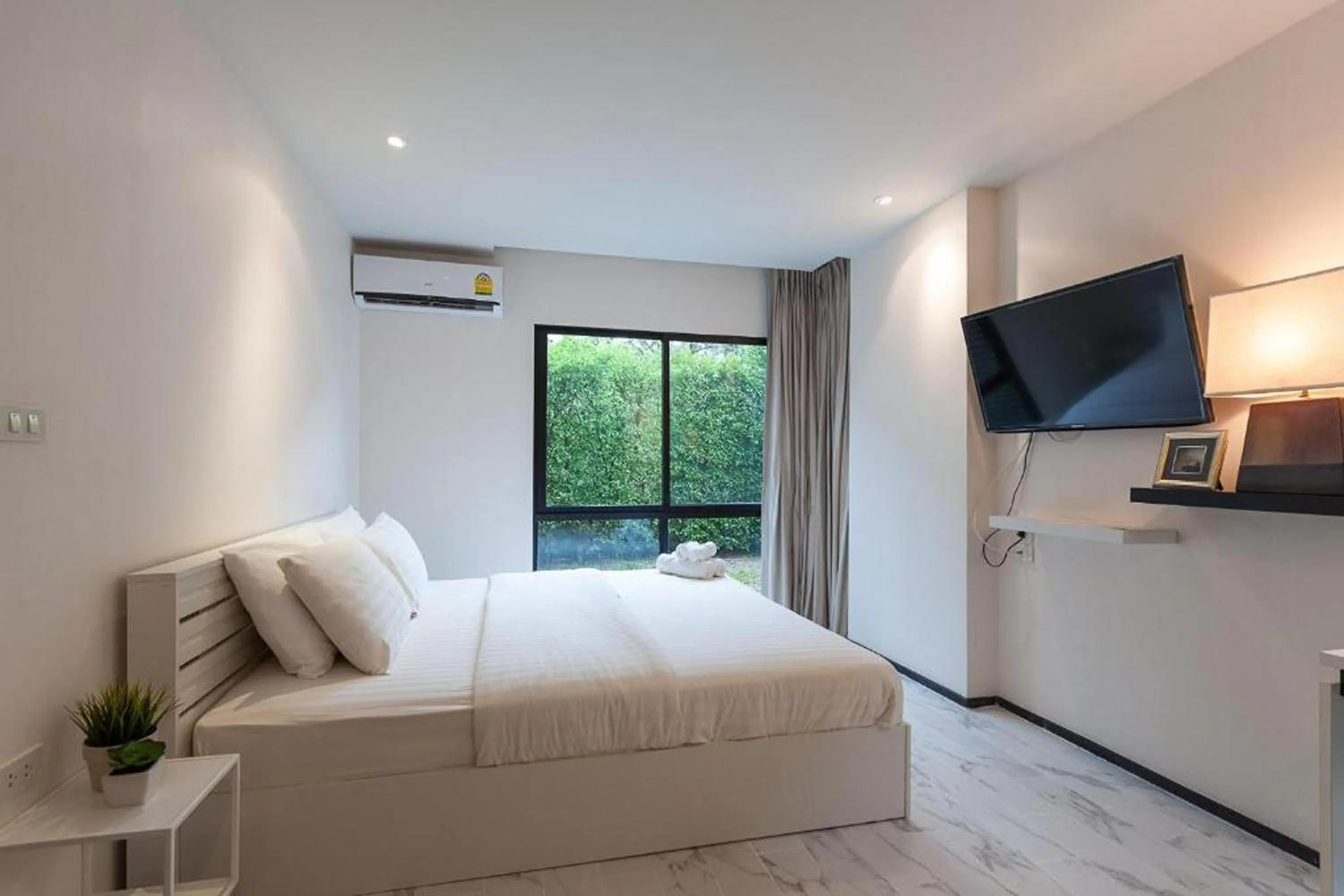 Suite with pool access in The Title Beach Front