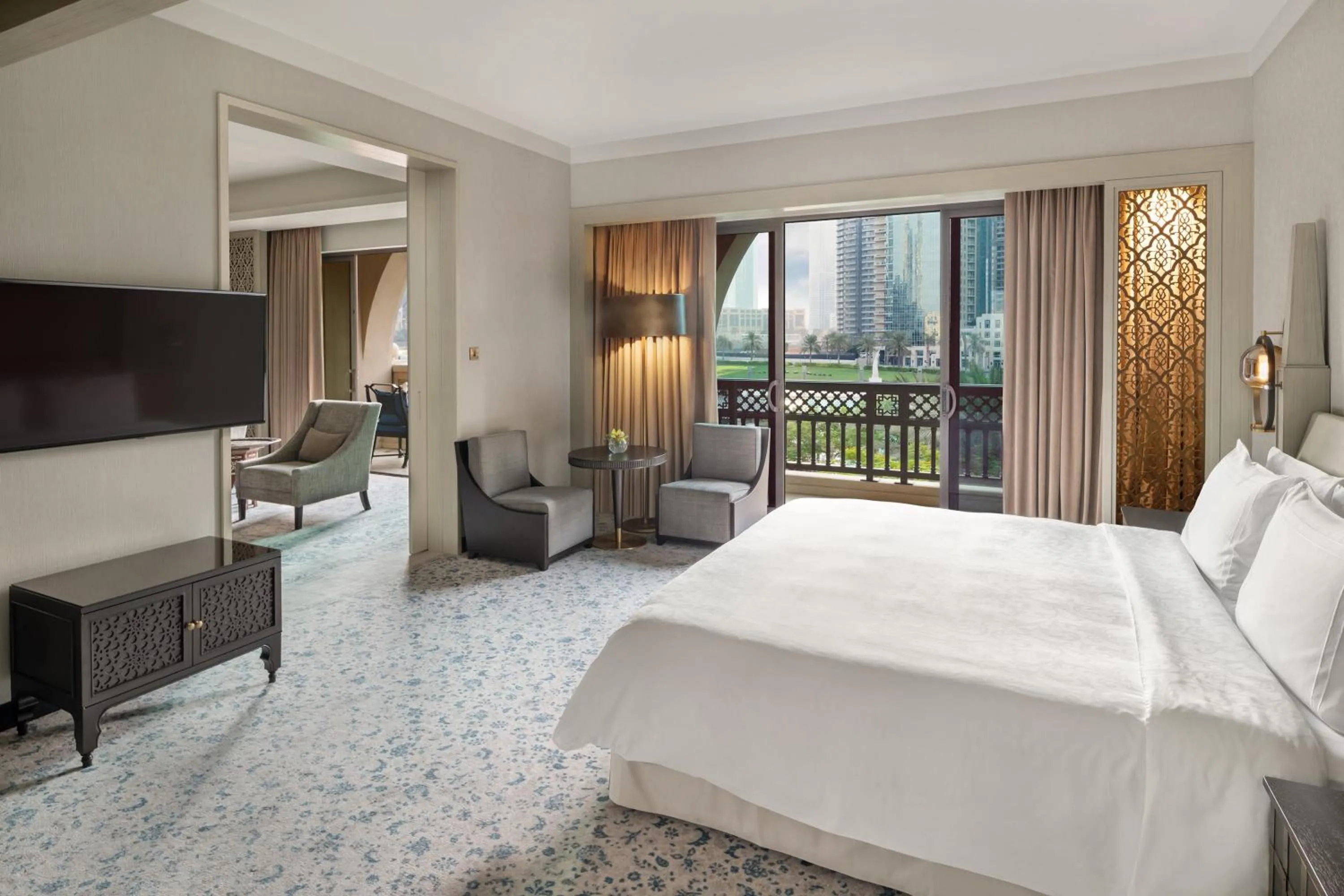 Diplomatic Suite with Lake View in Palace Downtown