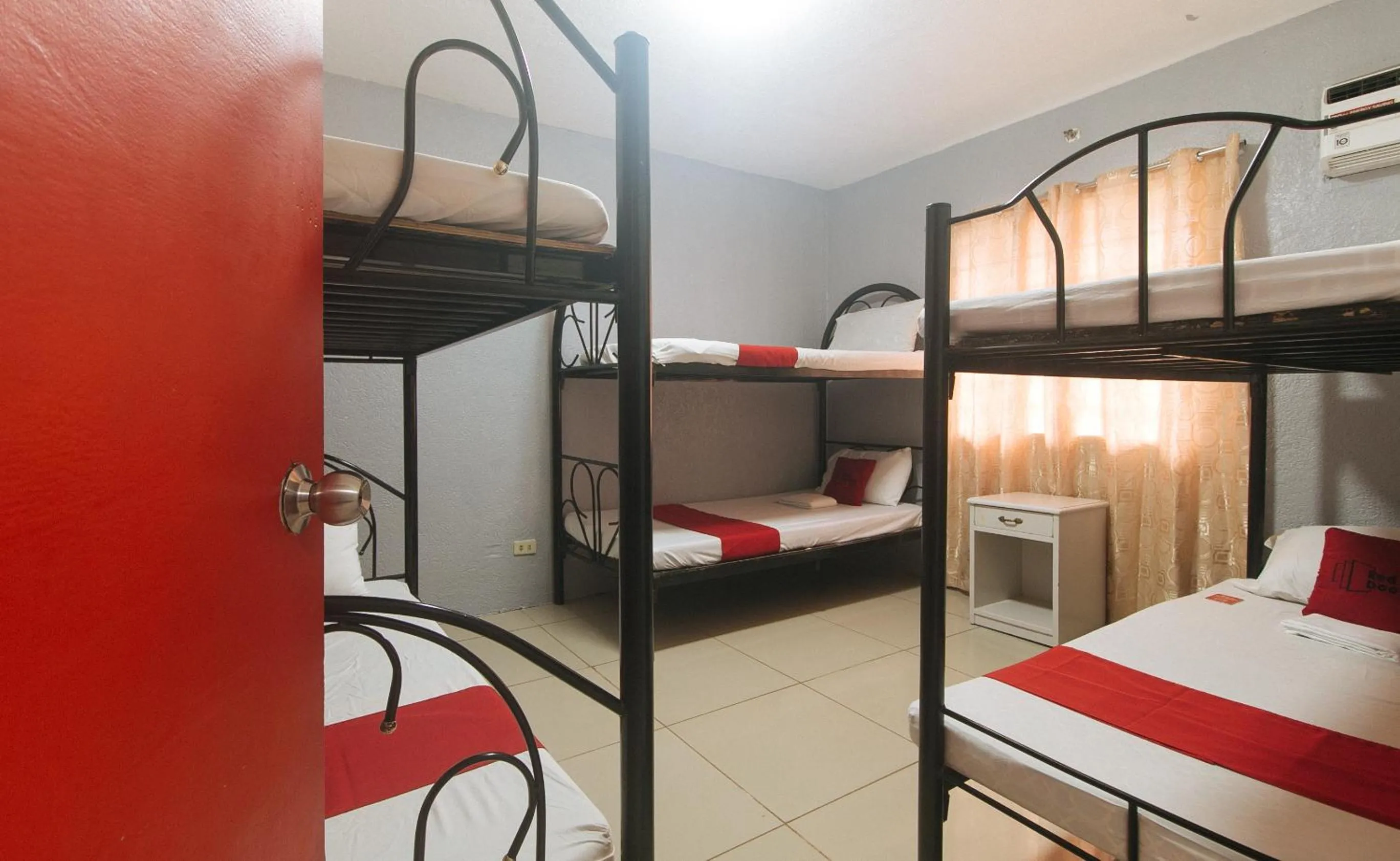 Family Room in RedDoorz Plus near Tambo Paranaque
