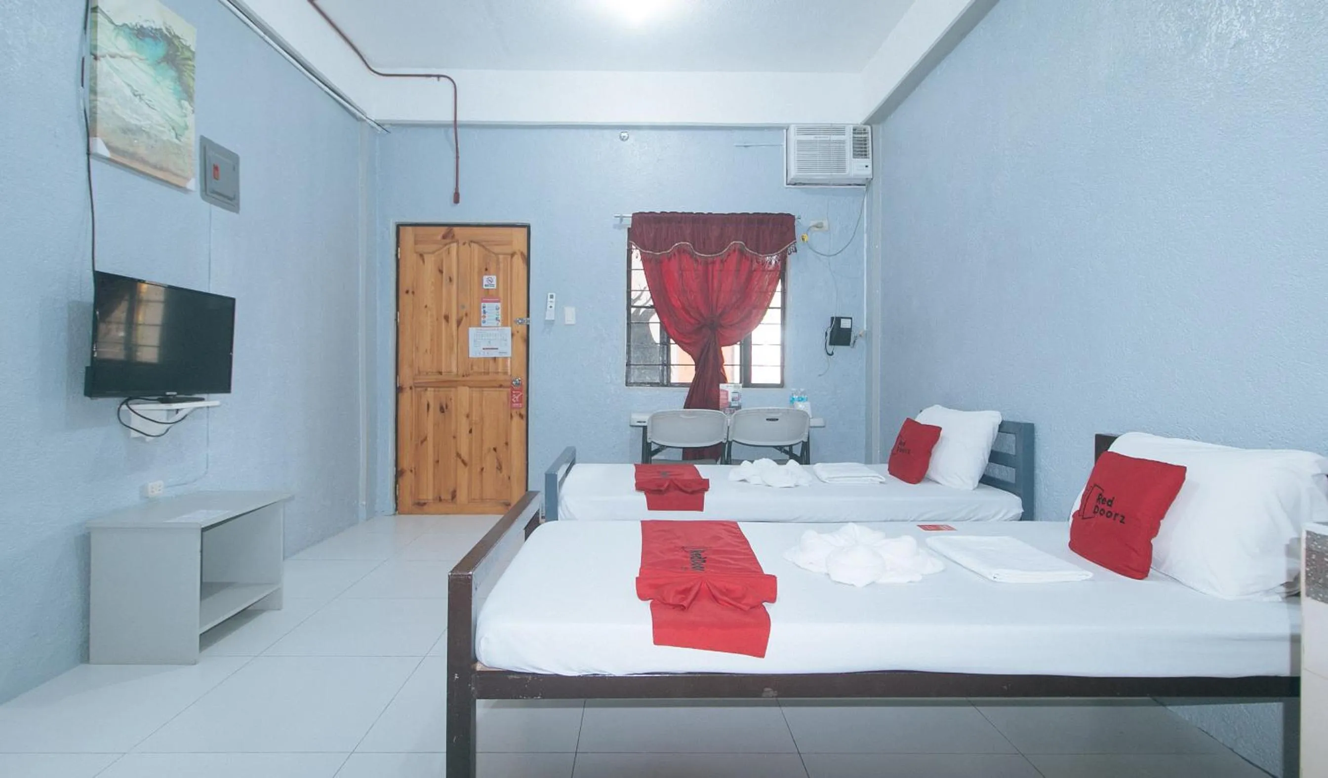 Twin Room in RedDoorz Plus near Tambo Paranaque