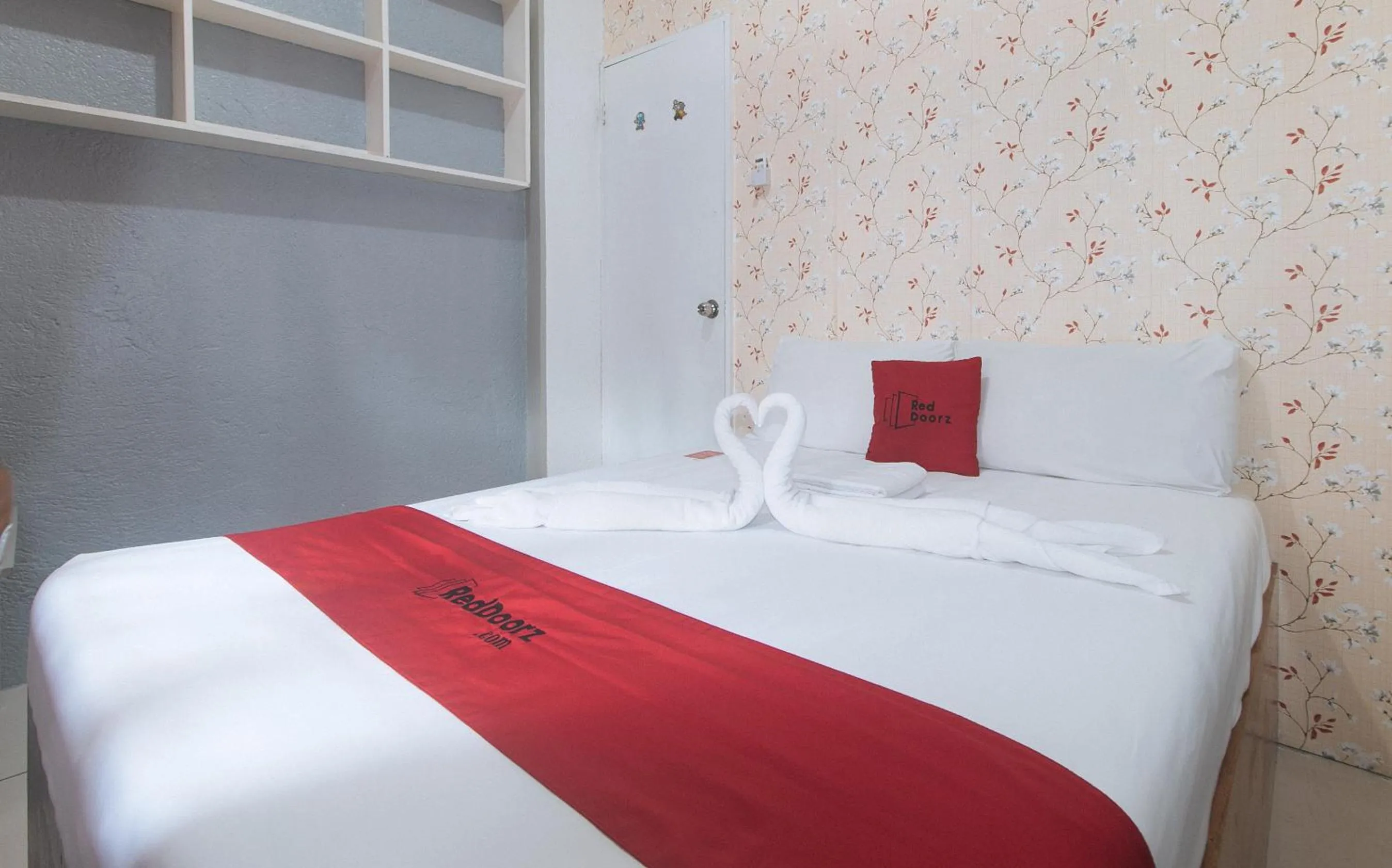 Deluxe Room in RedDoorz Plus near Tambo Paranaque