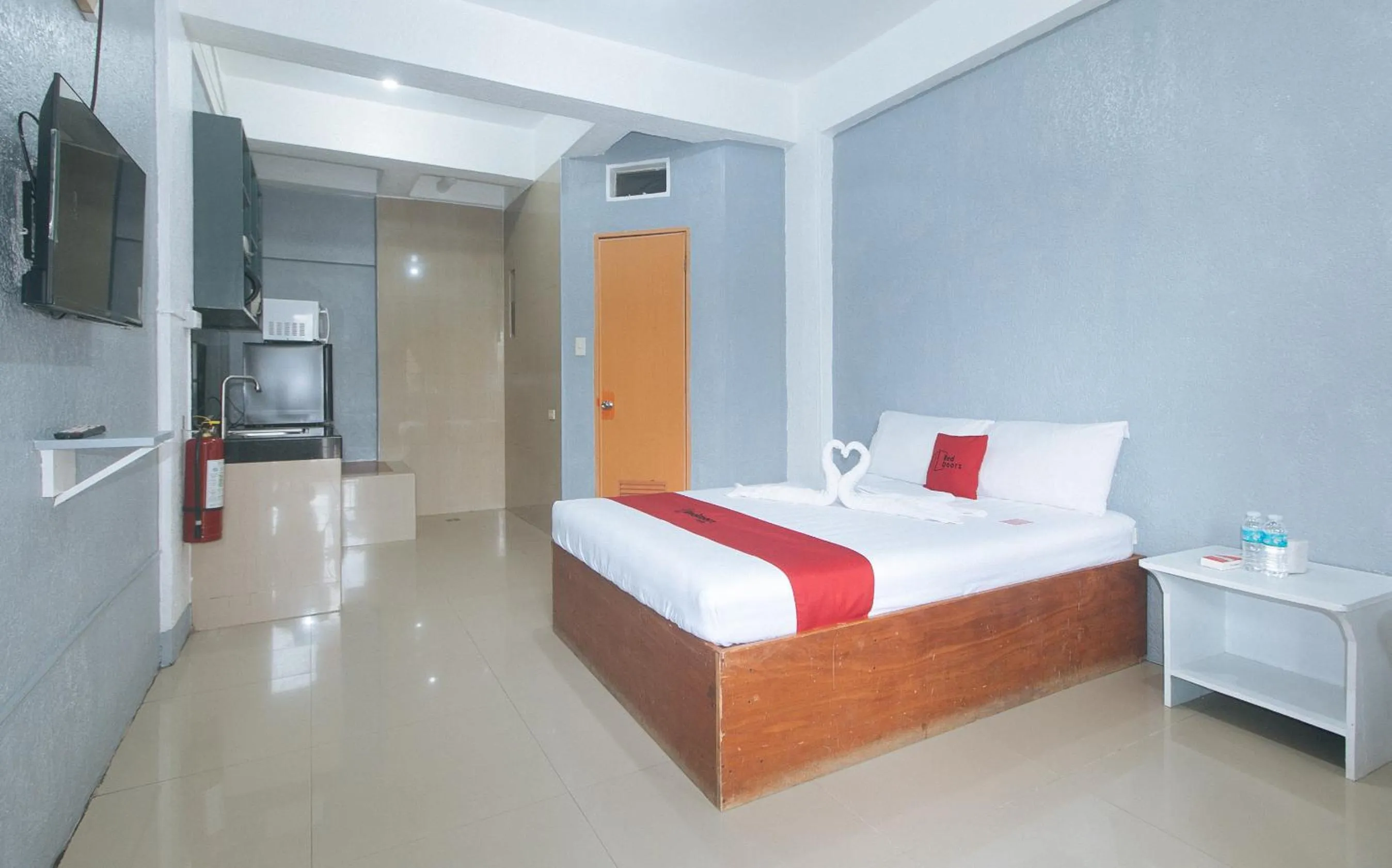 Standard Double Room in RedDoorz Plus near Tambo Paranaque
