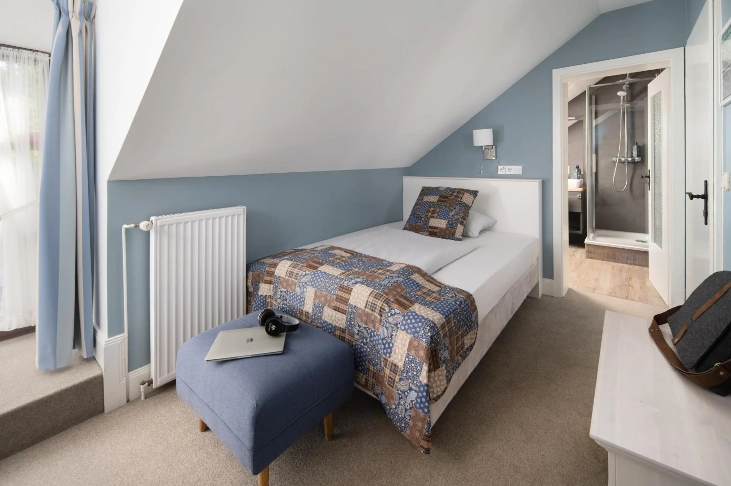 Small Room with Alster view in Kleinhuis Hotel Mellingburger Schleuse