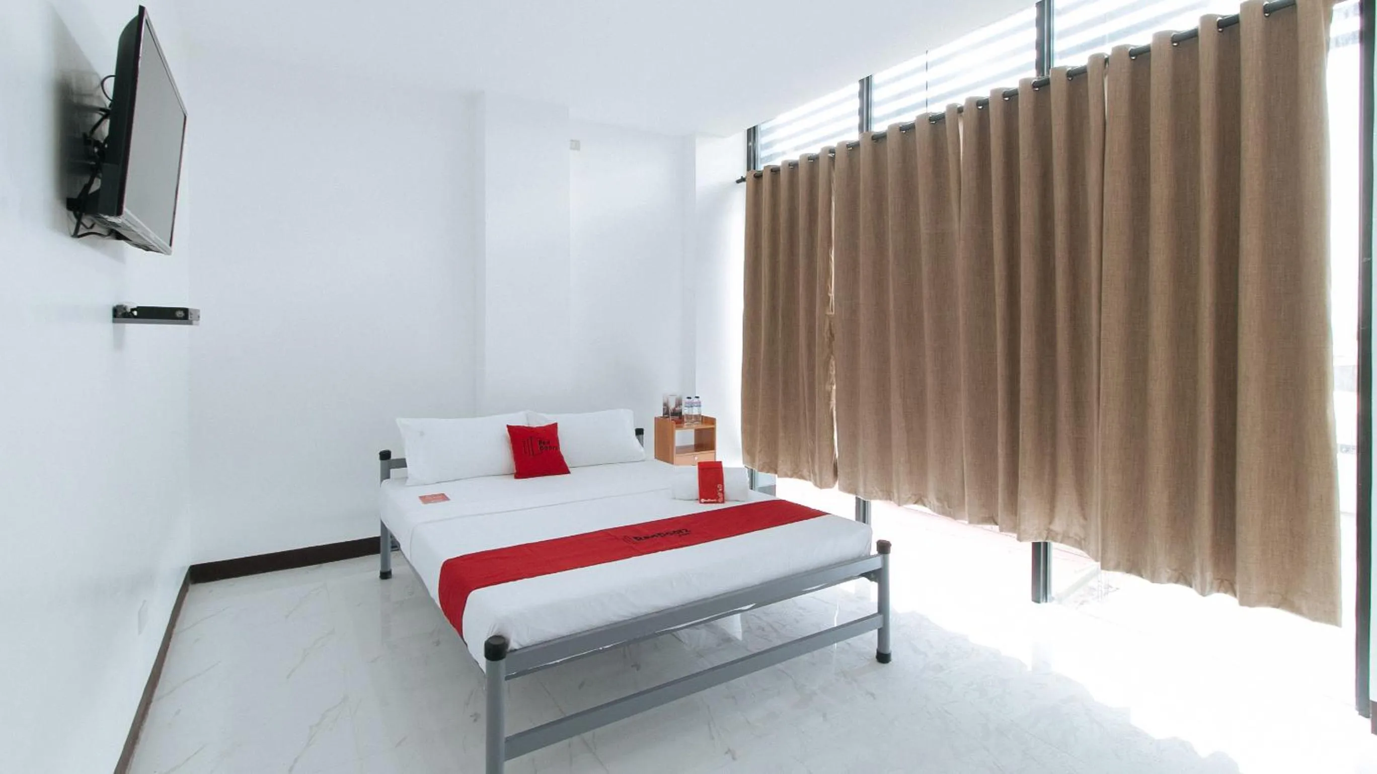 Deluxe Room in RedDoorz at Good 101 Paranaque