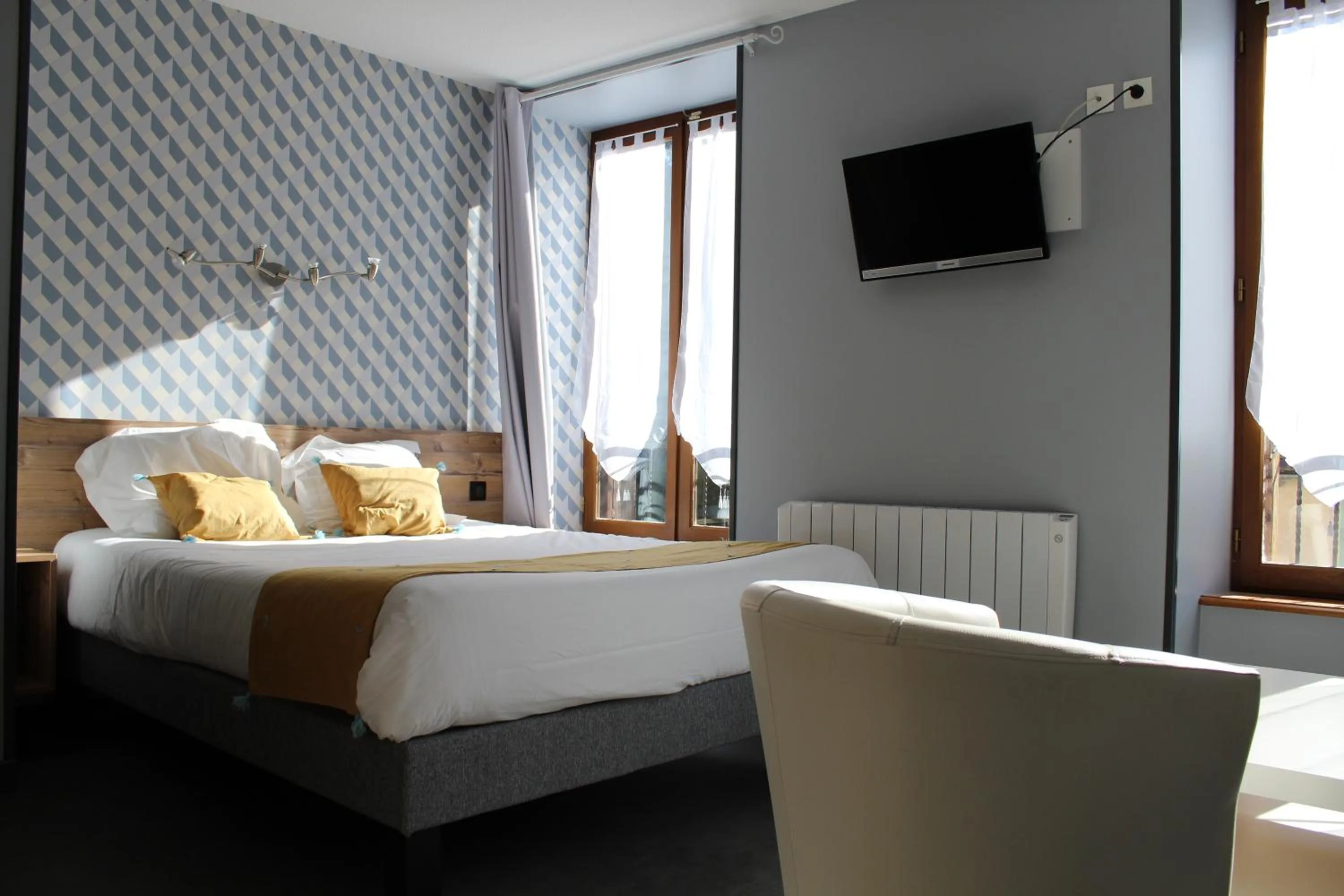 Triple Room with Garden View in Logis Hôtel Auberge de l'Allagnonette