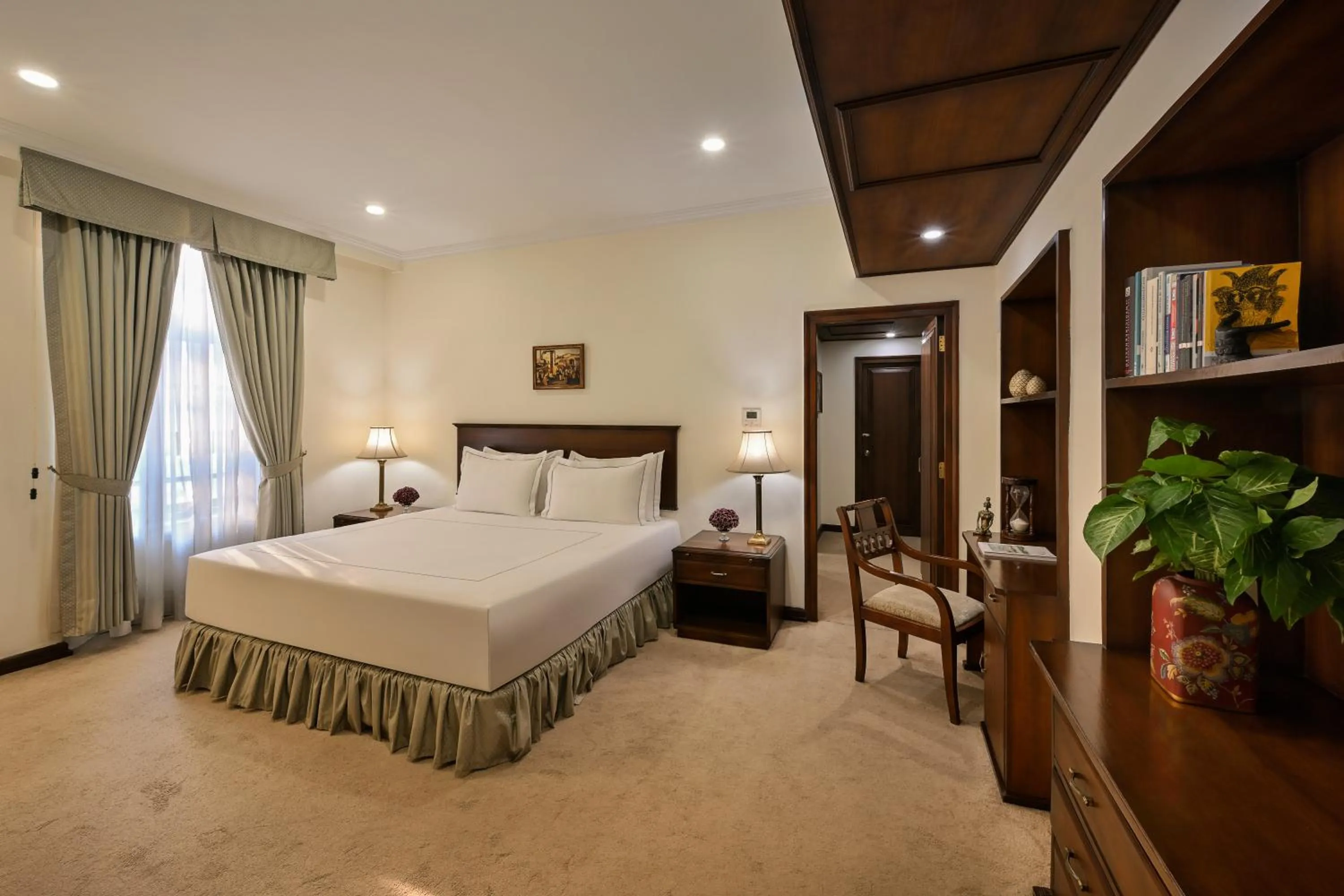 SeleQtions Suite Double Bed with 1 way Transfer, Breakfast, 15% off on Food and Soft Beverages, Happy Hours (Buy 1 & Get 1) on select menu at InSomnia in Ambassador, New Delhi - IHCL SeleQtions