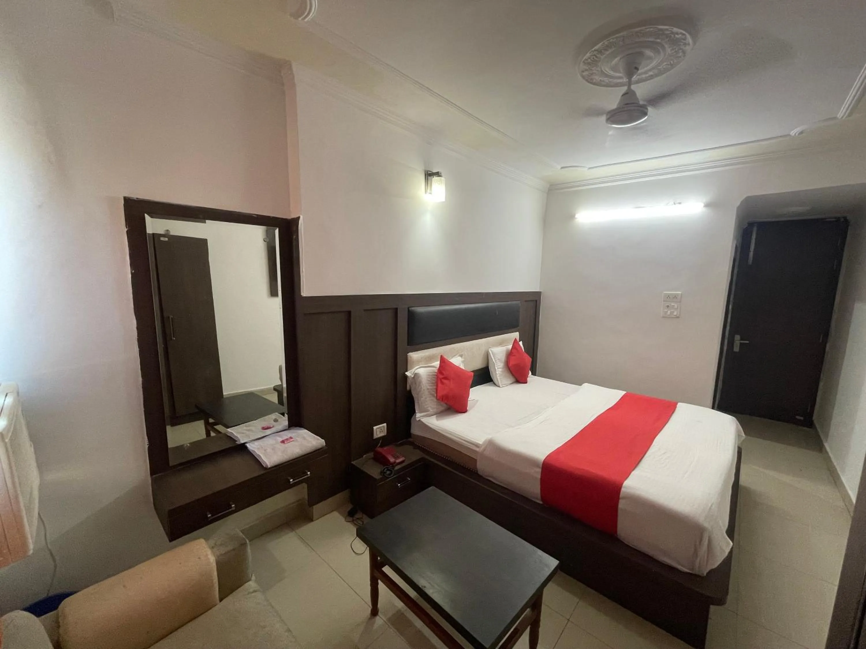 Standard King Room - single occupancy in Hotel Himgiri