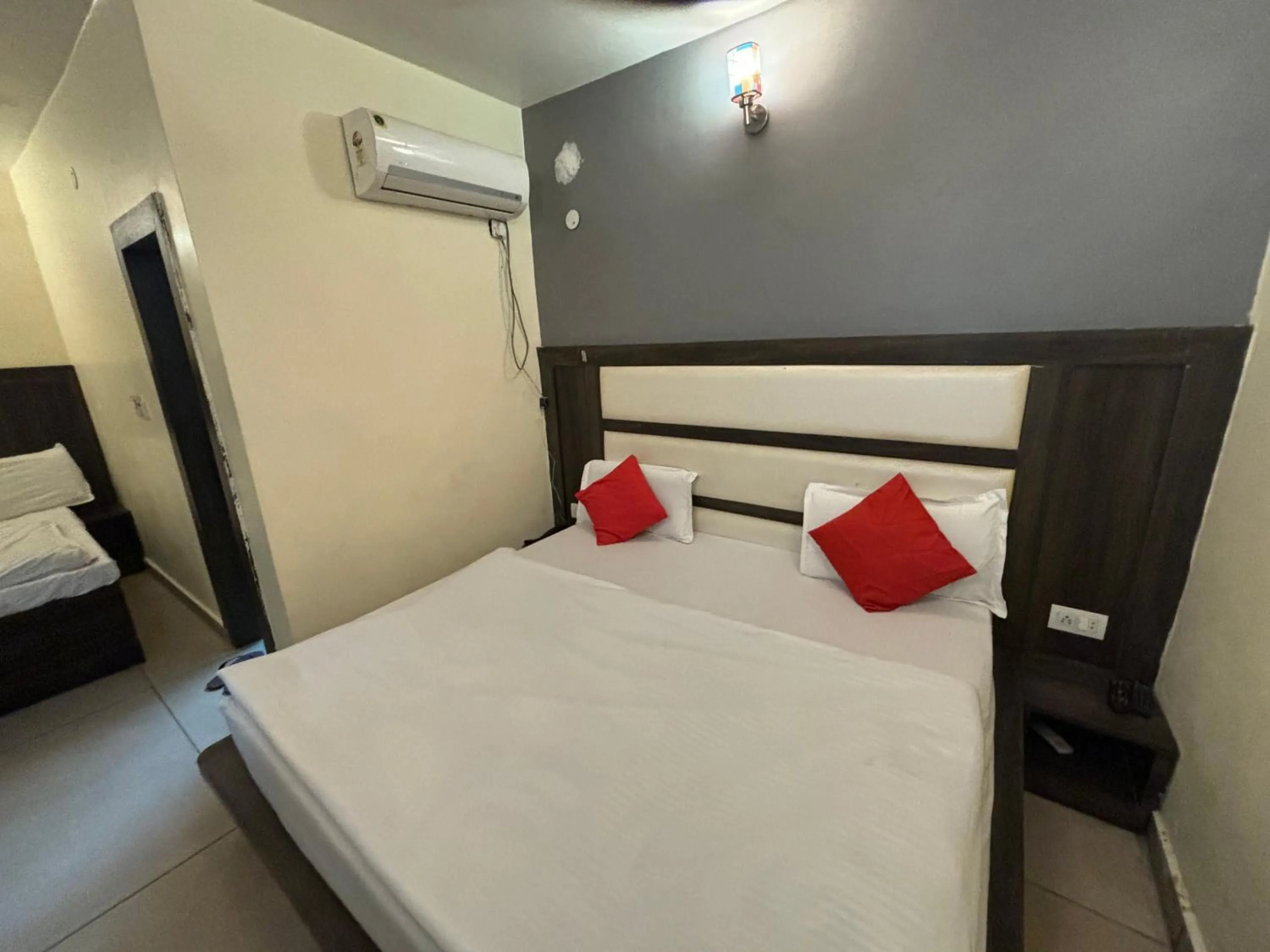 Budget Double or Twin Room in Hotel Himgiri