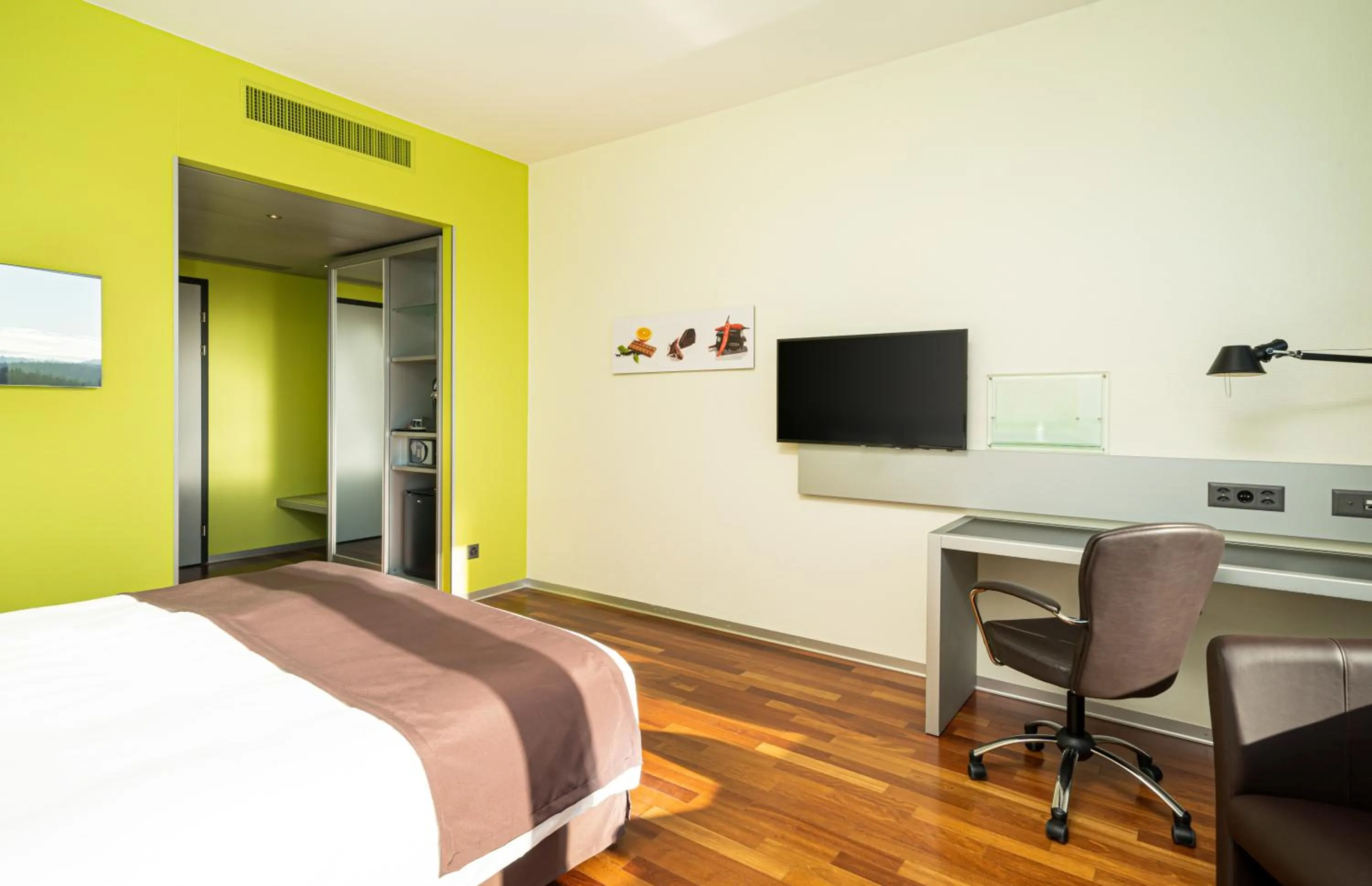 Standard Queen Room - High Floor in Holiday Inn Bern Westside by IHG
