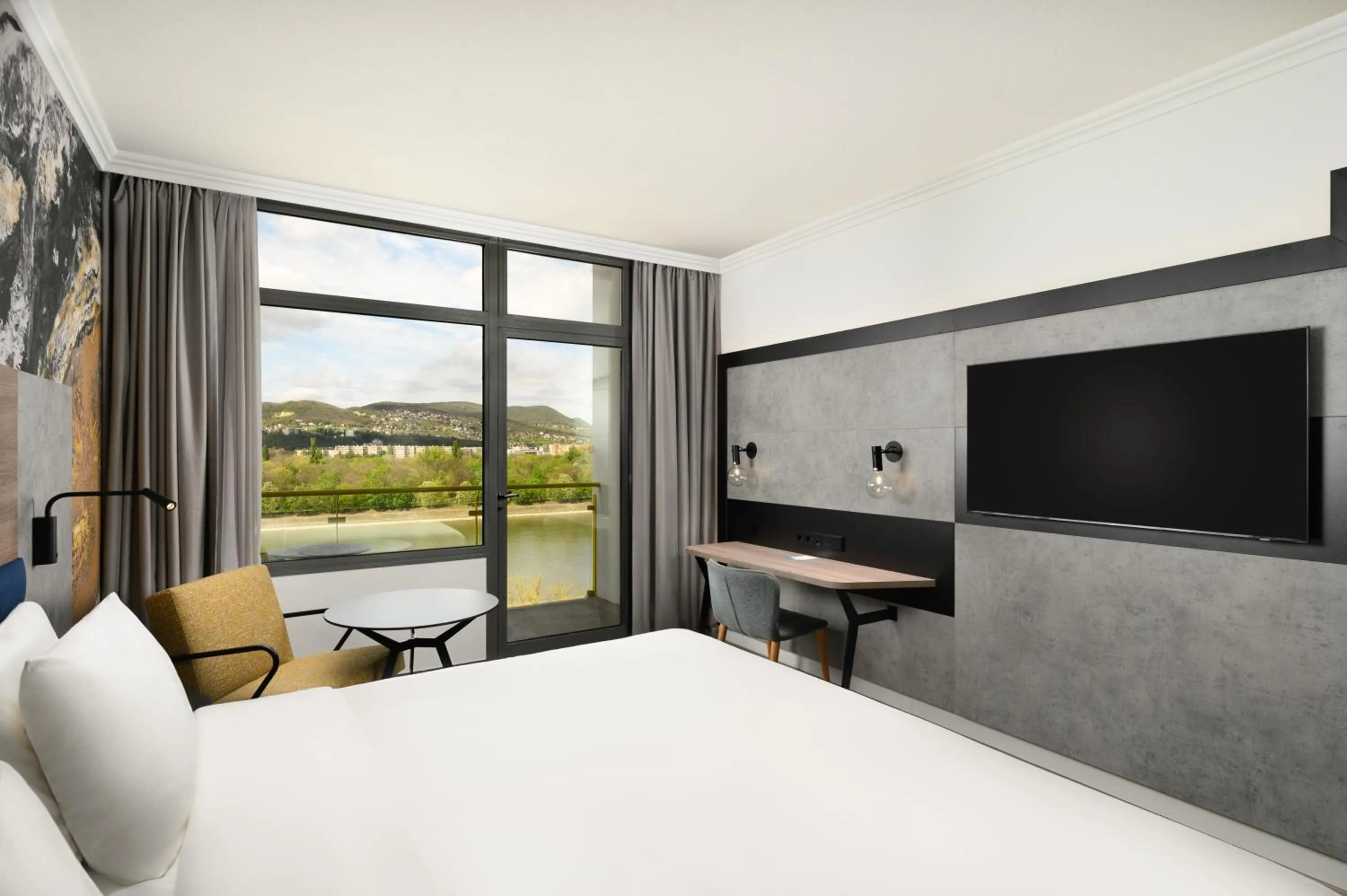 Premium Plus Double room with Balcony and Danube view (newly refurbished) in Danubius Hotel Helia
