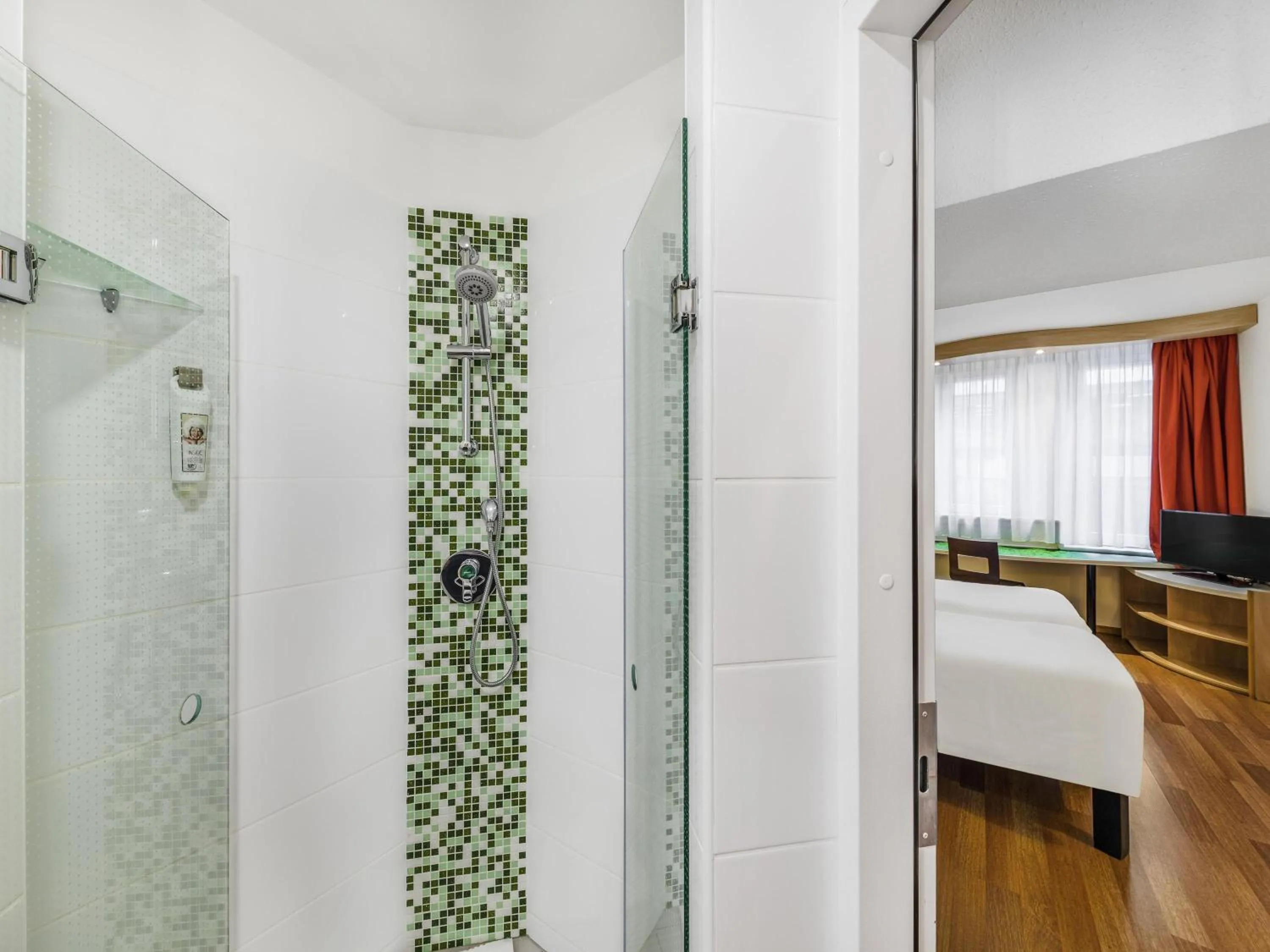 Standard Twin Room in Ibis Budapest City