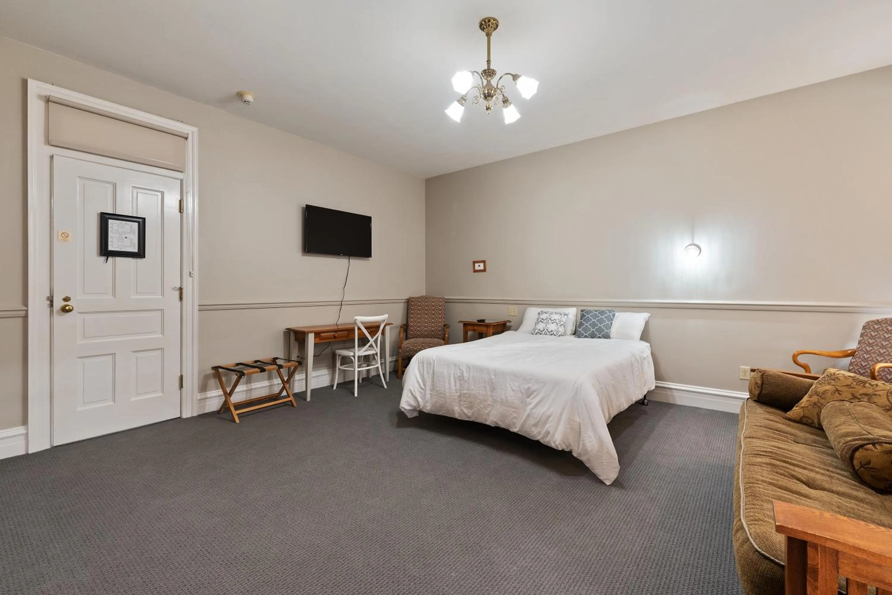 Queen Room - single occupancy in The Audubon Inn LLC