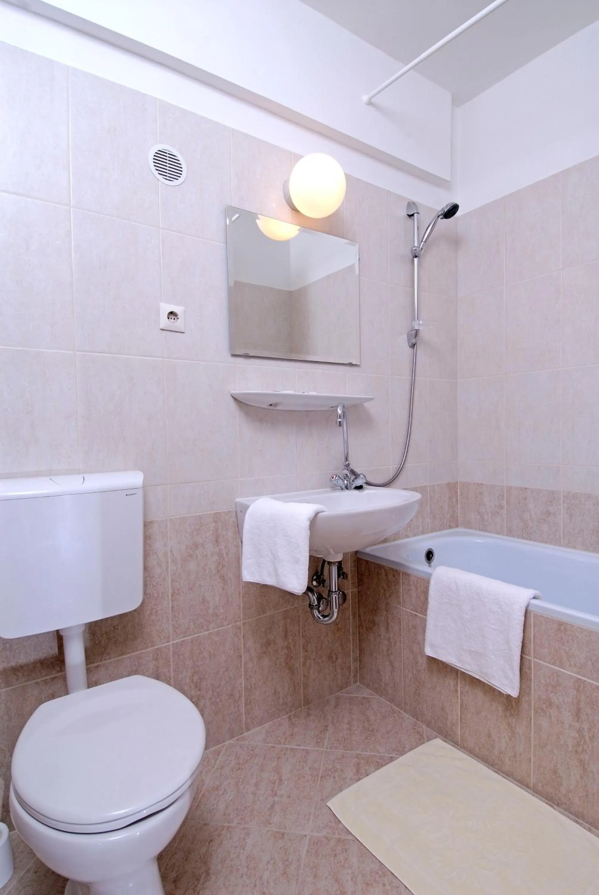 Economy Studio in Hotel Charles