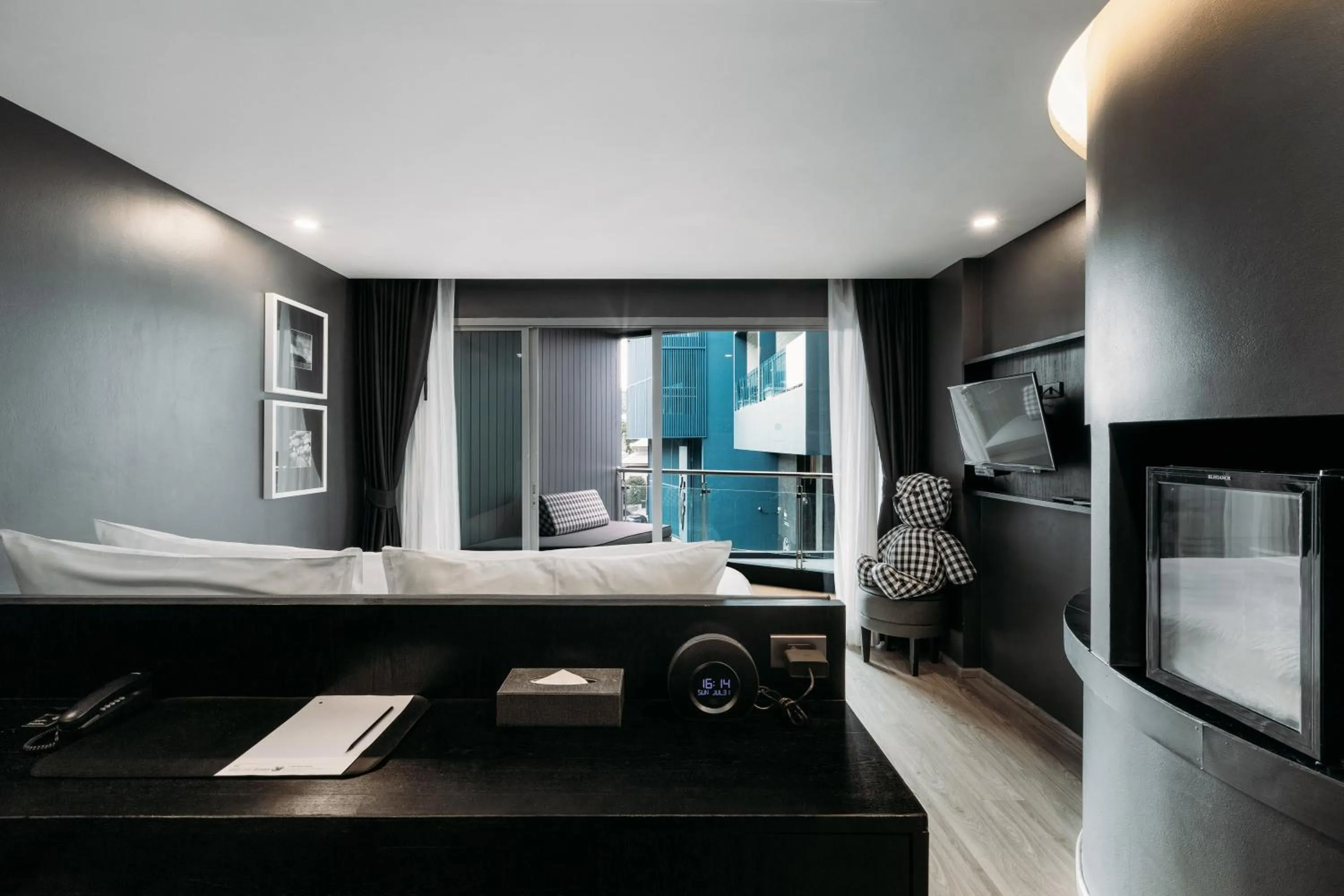 Ozone Hall with balcony in Foto Hotel Phuket Beachfront