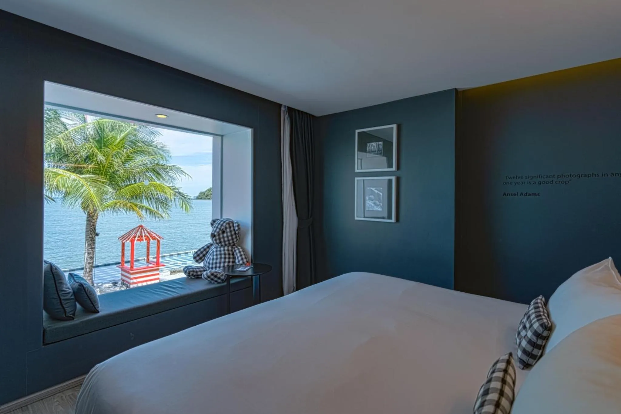 Ocean Hall with Bathtub Beachfront in Foto Hotel Phuket Beachfront