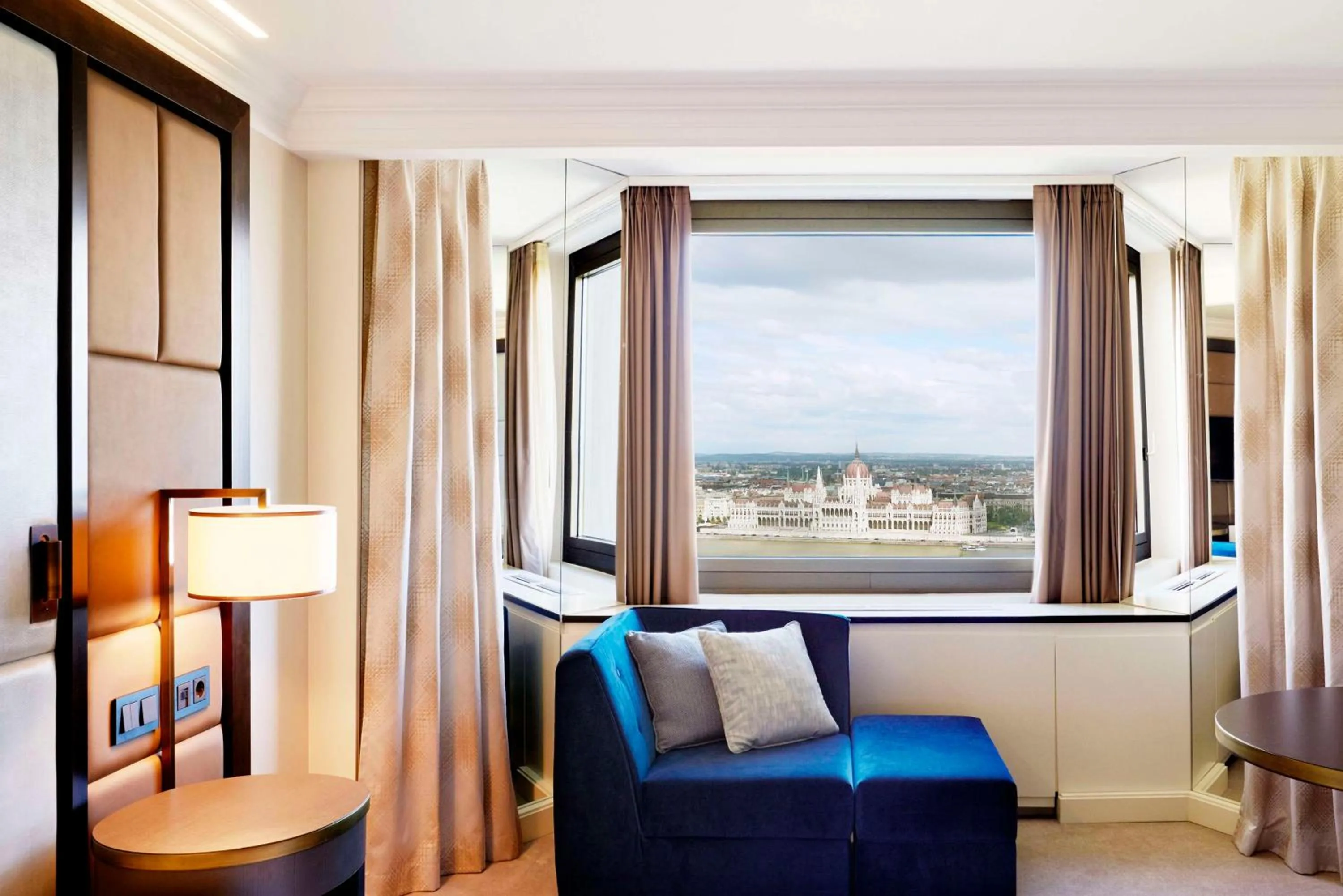 Executive Twin Room with Danube View and Executive Lounge Access in Hilton Budapest