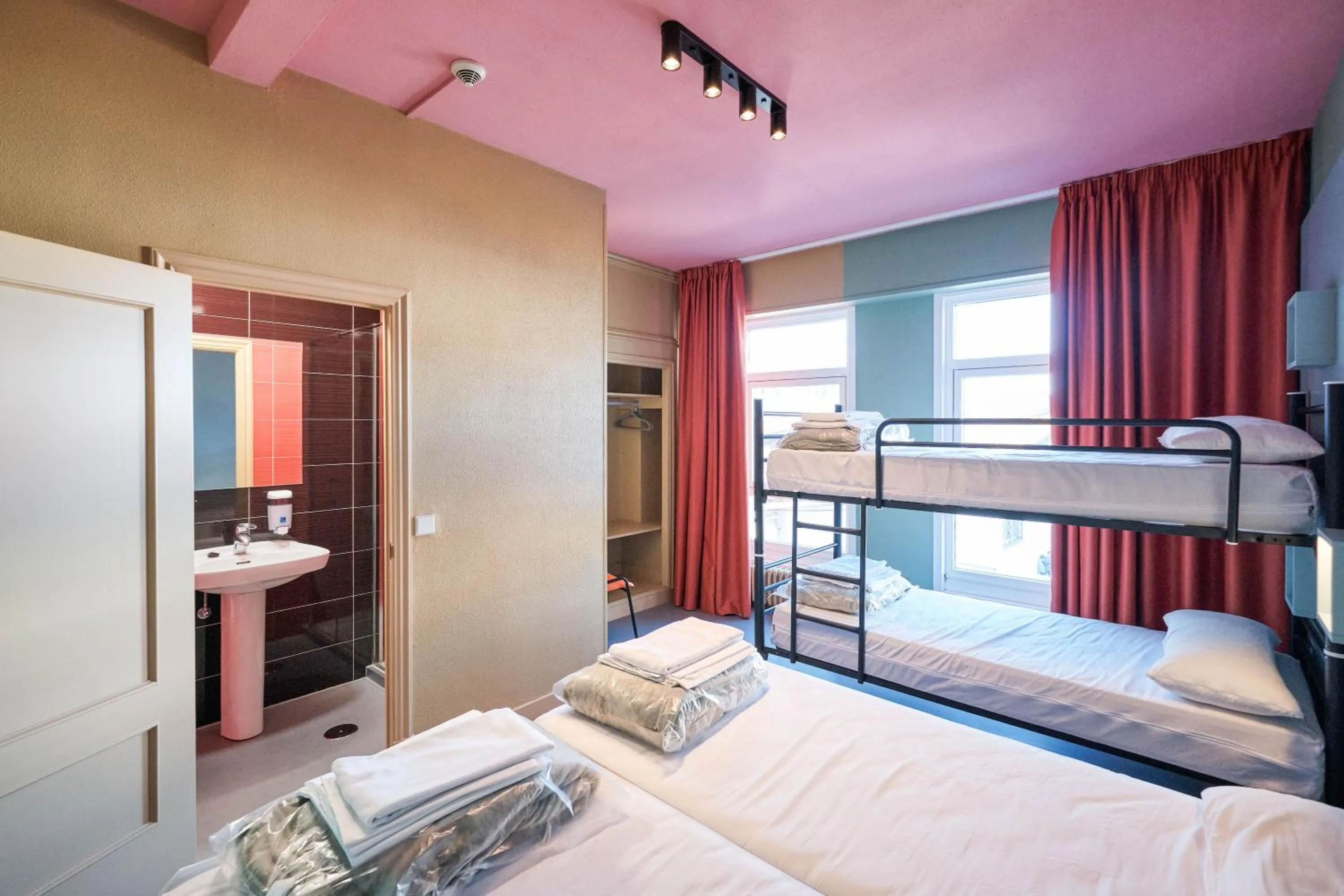 Family Room with Private Bathroom in Loop INN Hostel Santiago de Compostela