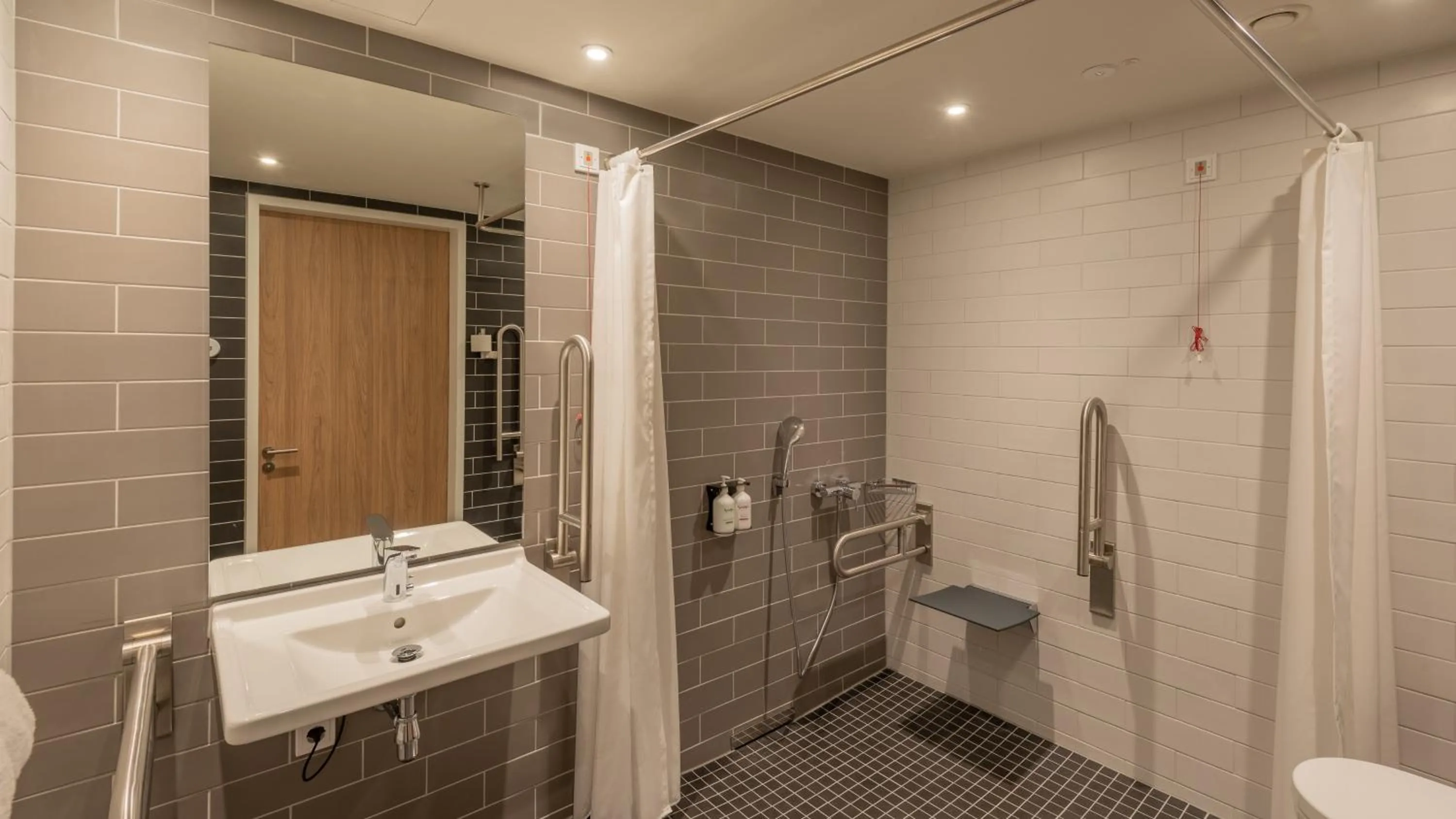 Standard Queen Room - Disability Access in Holiday Inn Express & Suites - Potsdam by IHG