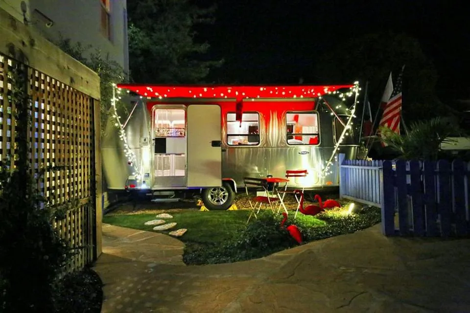 Mobile Home in metro hotel and Cafe