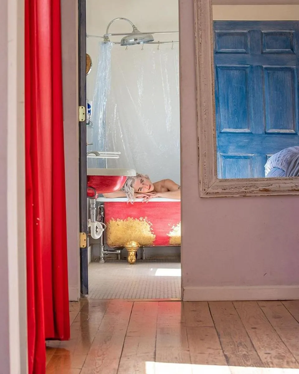 Deluxe Double Room with Bath in metro hotel and Cafe