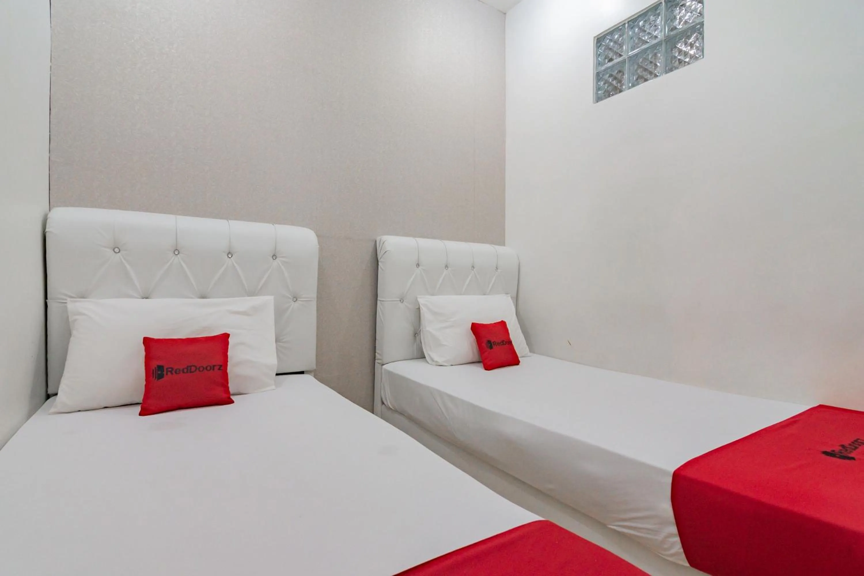 Twin Room in RedDoorz near Prujakan Station Cirebon