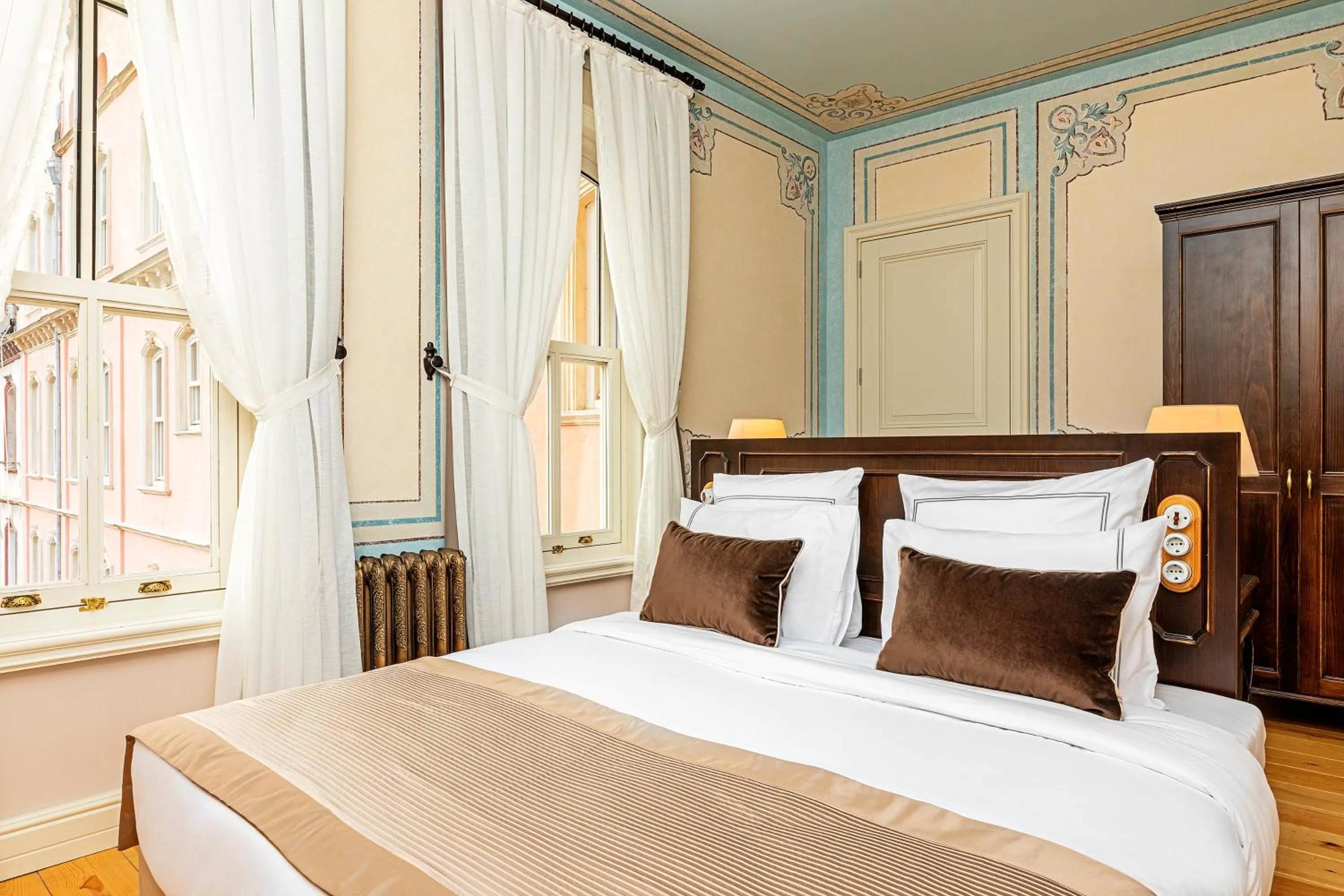 Deluxe Double Room with Bathtub in Meroddi Barnathan Hotel