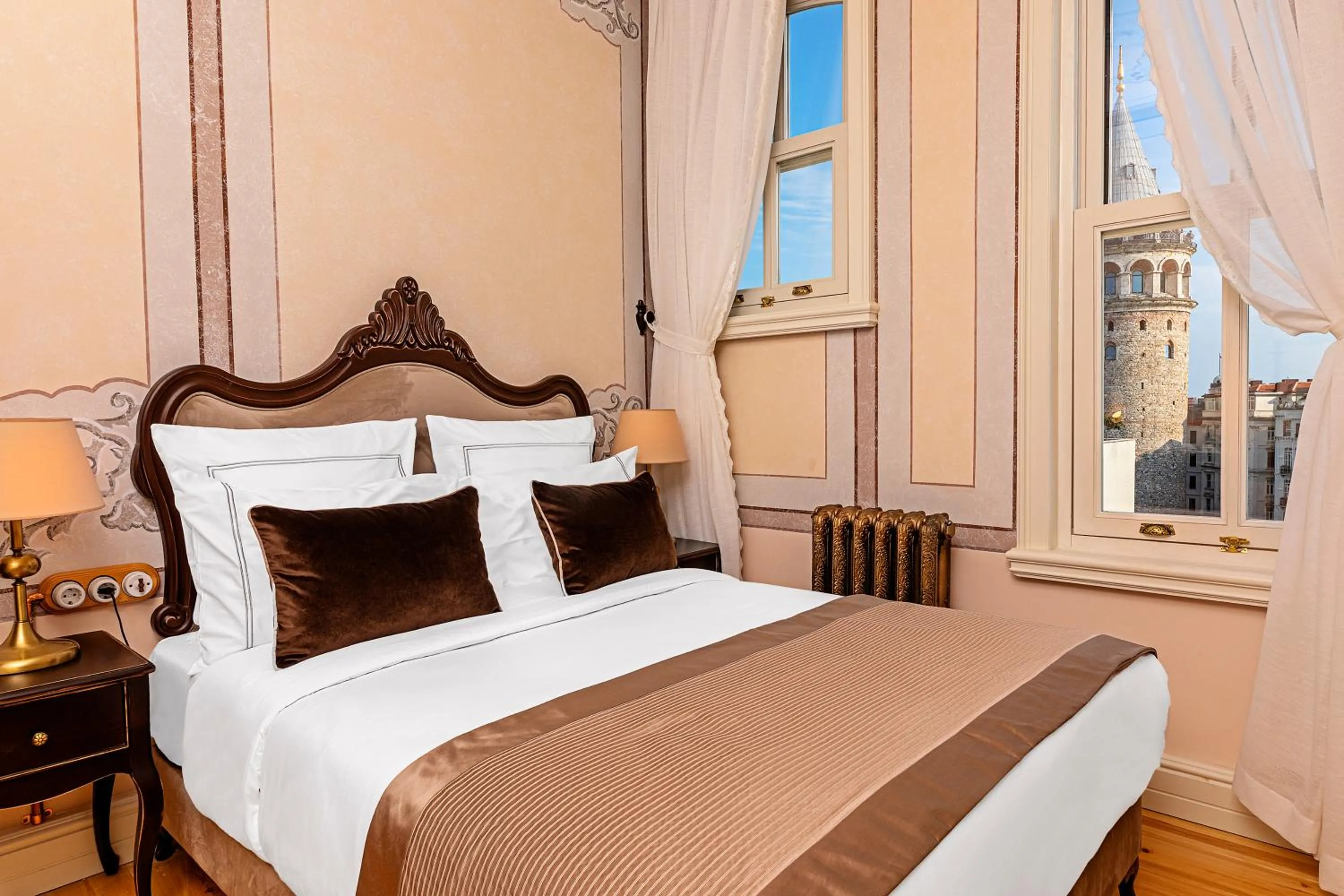 Deluxe Double Room with City View in Meroddi Barnathan Hotel