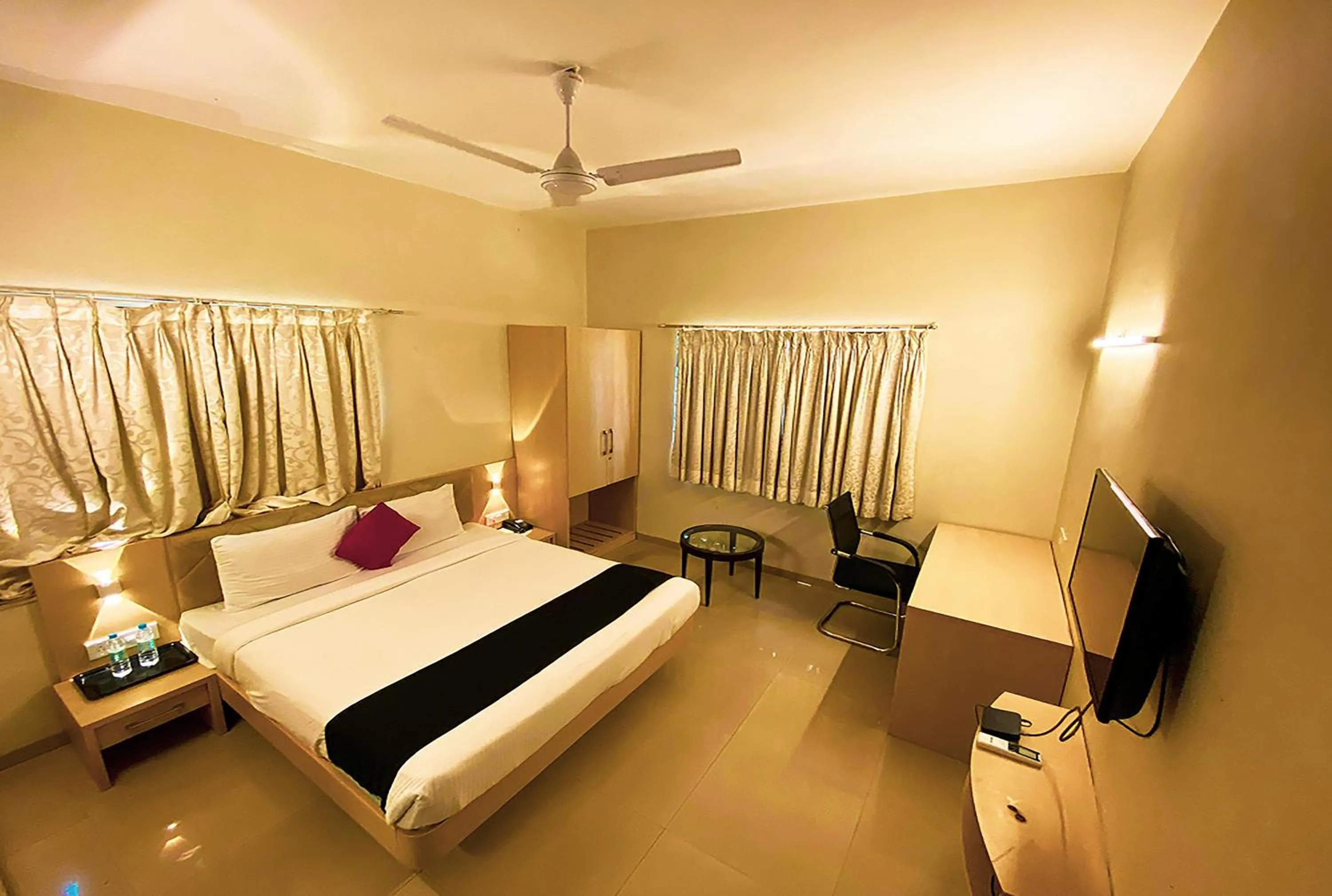 Deluxe King Room in Aron Resort Lonavala - Near Old Mumbai Pune Highway