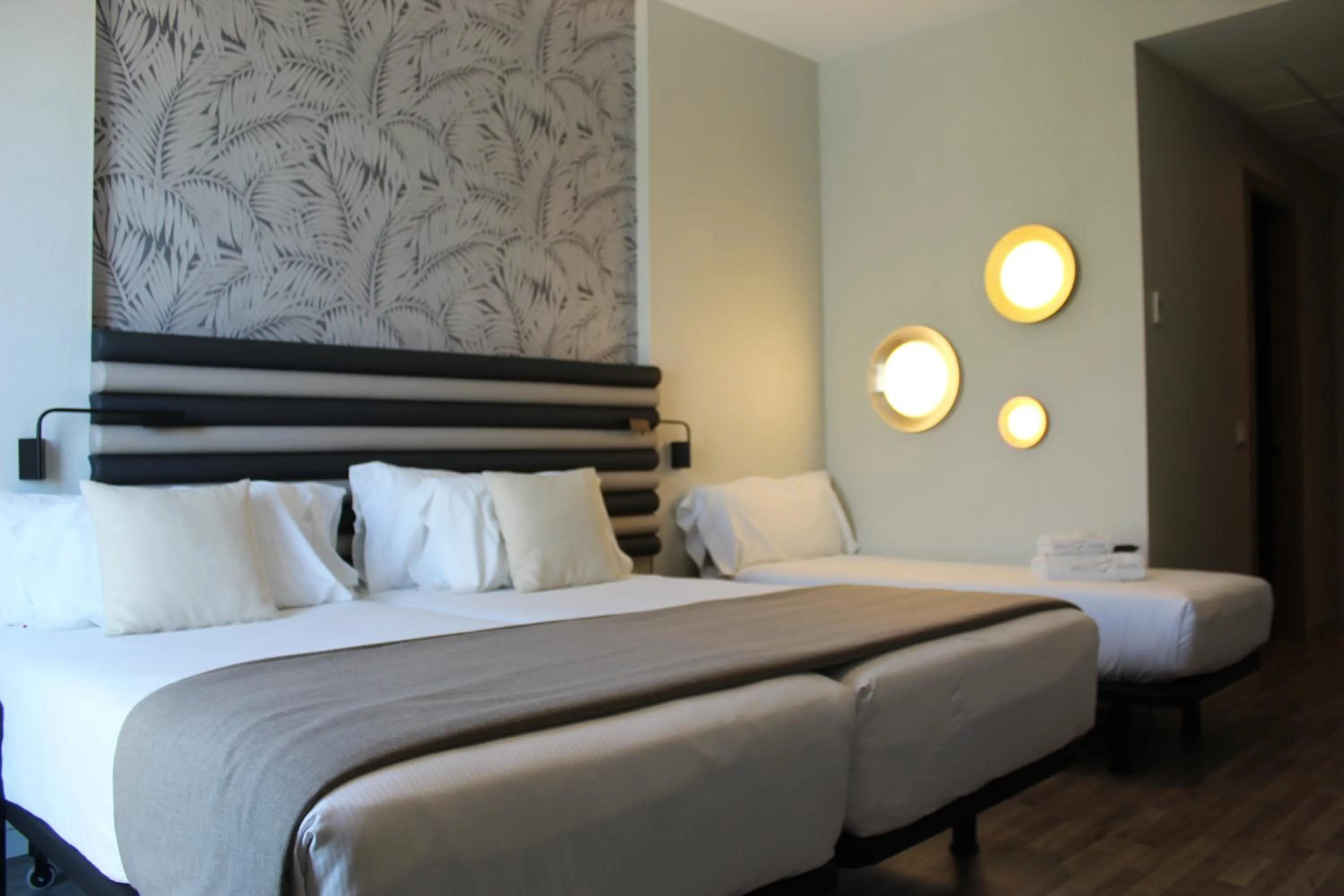 Deluxe Triple Room in abba Sevilla