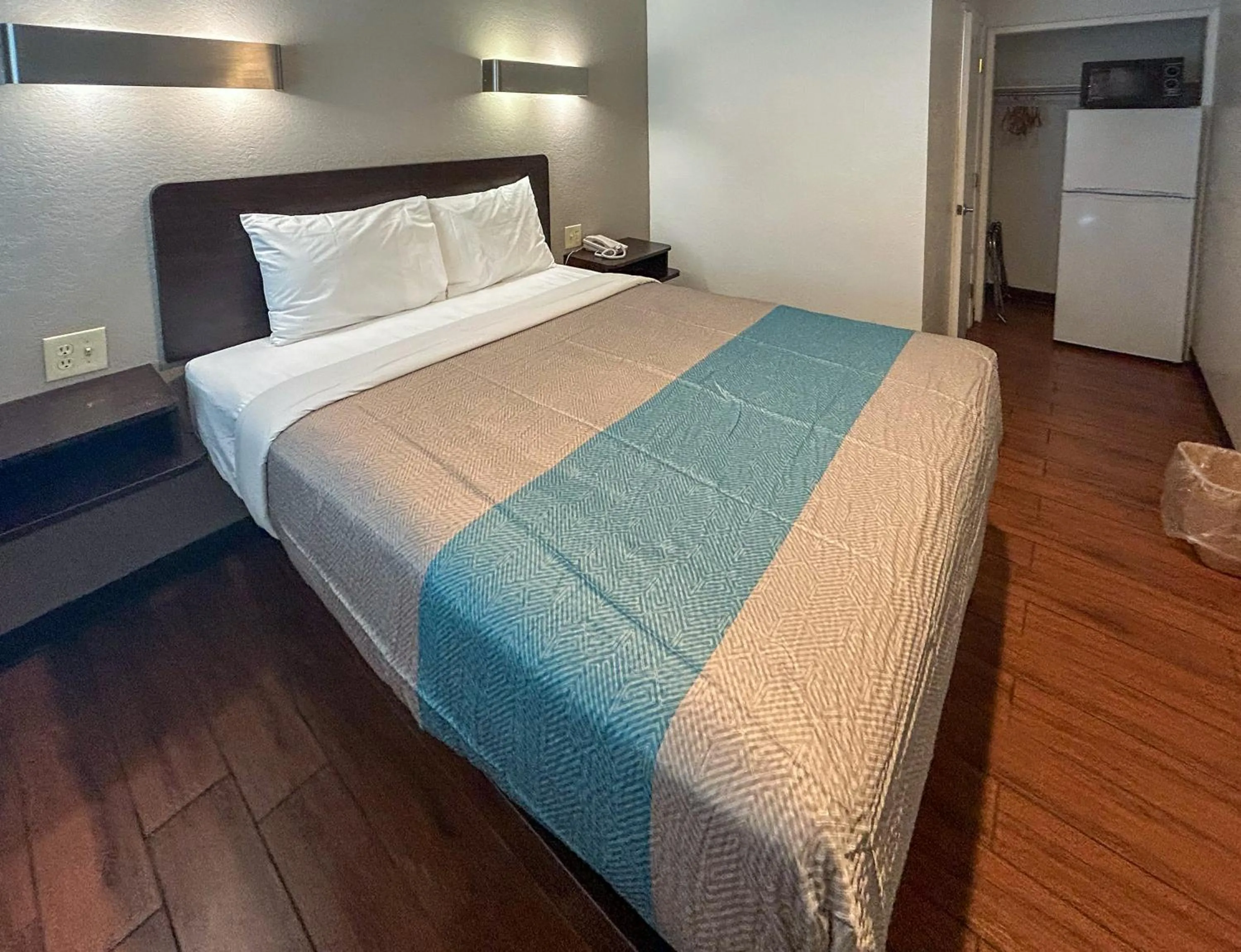 King Room - Non-Smoking in Studio 6 Ontario CA Convention Center Airport