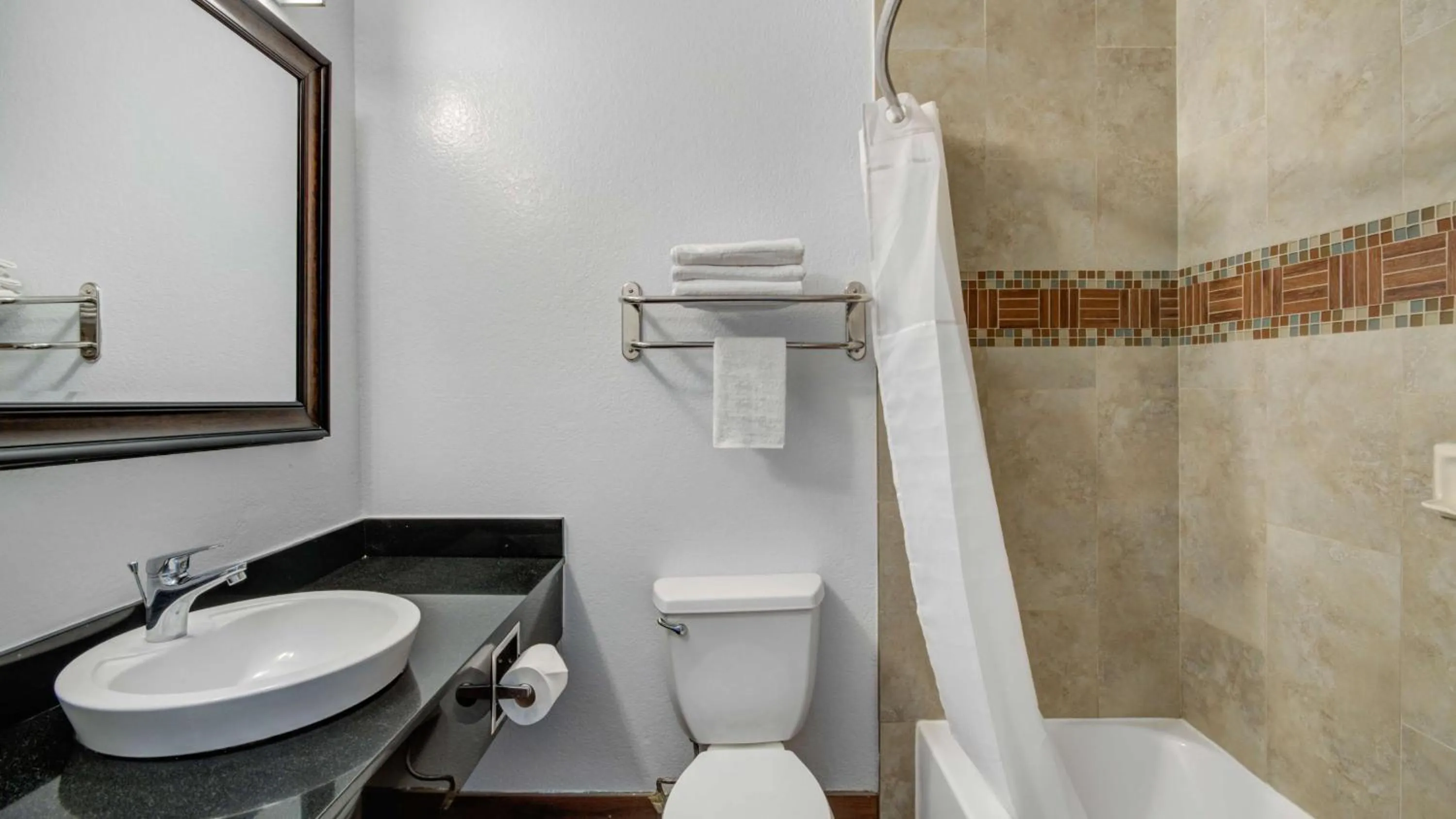 Queen Room with Two Queen Beds - Non-Smoking in Studio 6 Ontario CA Convention Center Airport