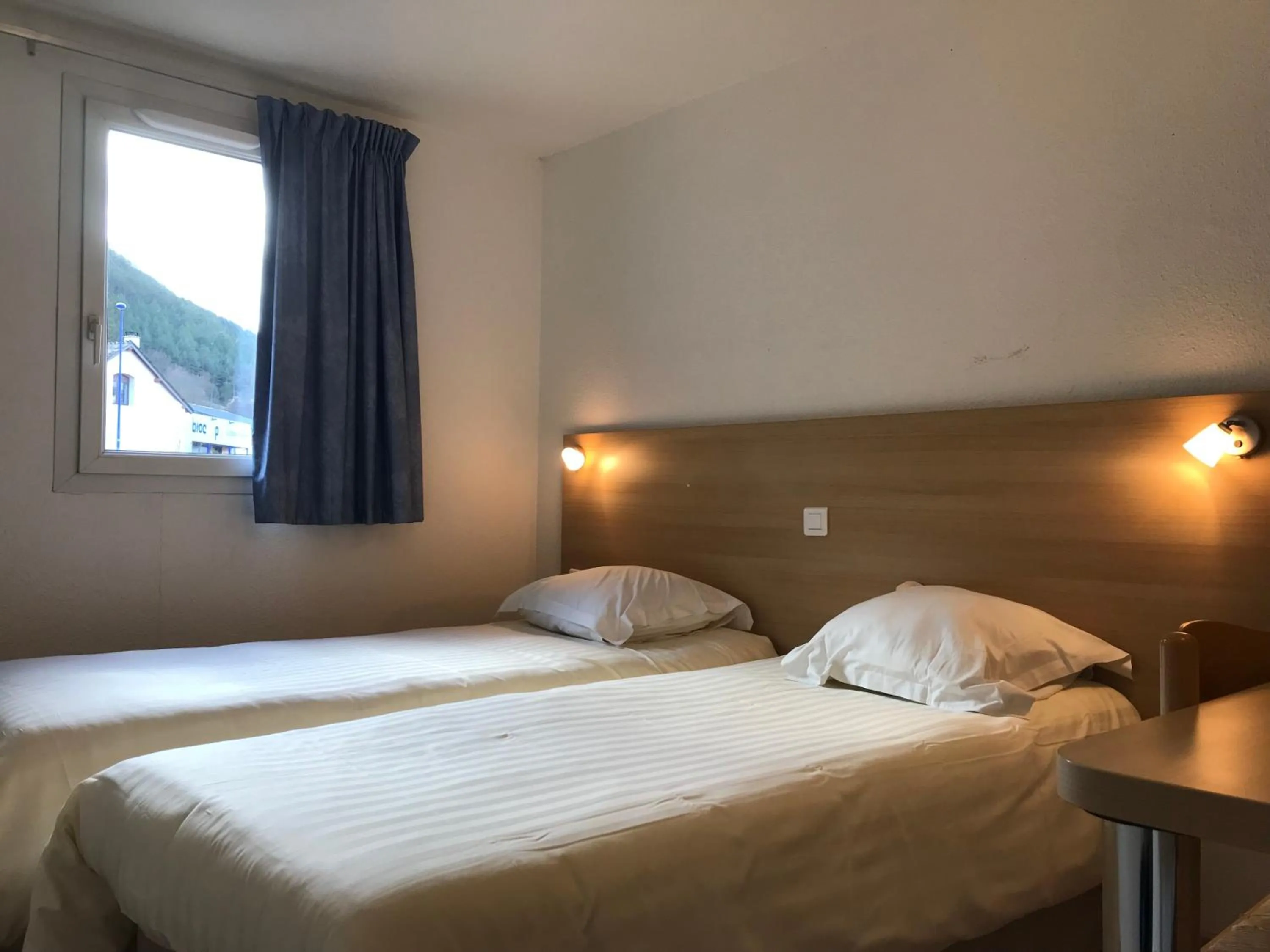 Standard Twin Room in Brit Hotel Essentiel Deltour Mende