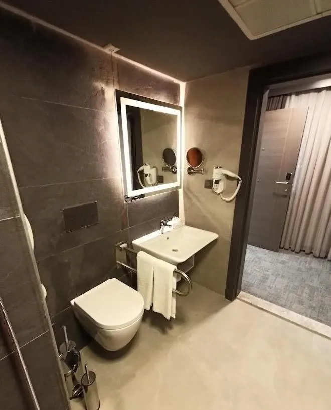Queen Room with Roll-In Shower - Mobility/Hearing Accessible - Non-Smoking in Days Hotel by Wyndham Ankara Cankaya