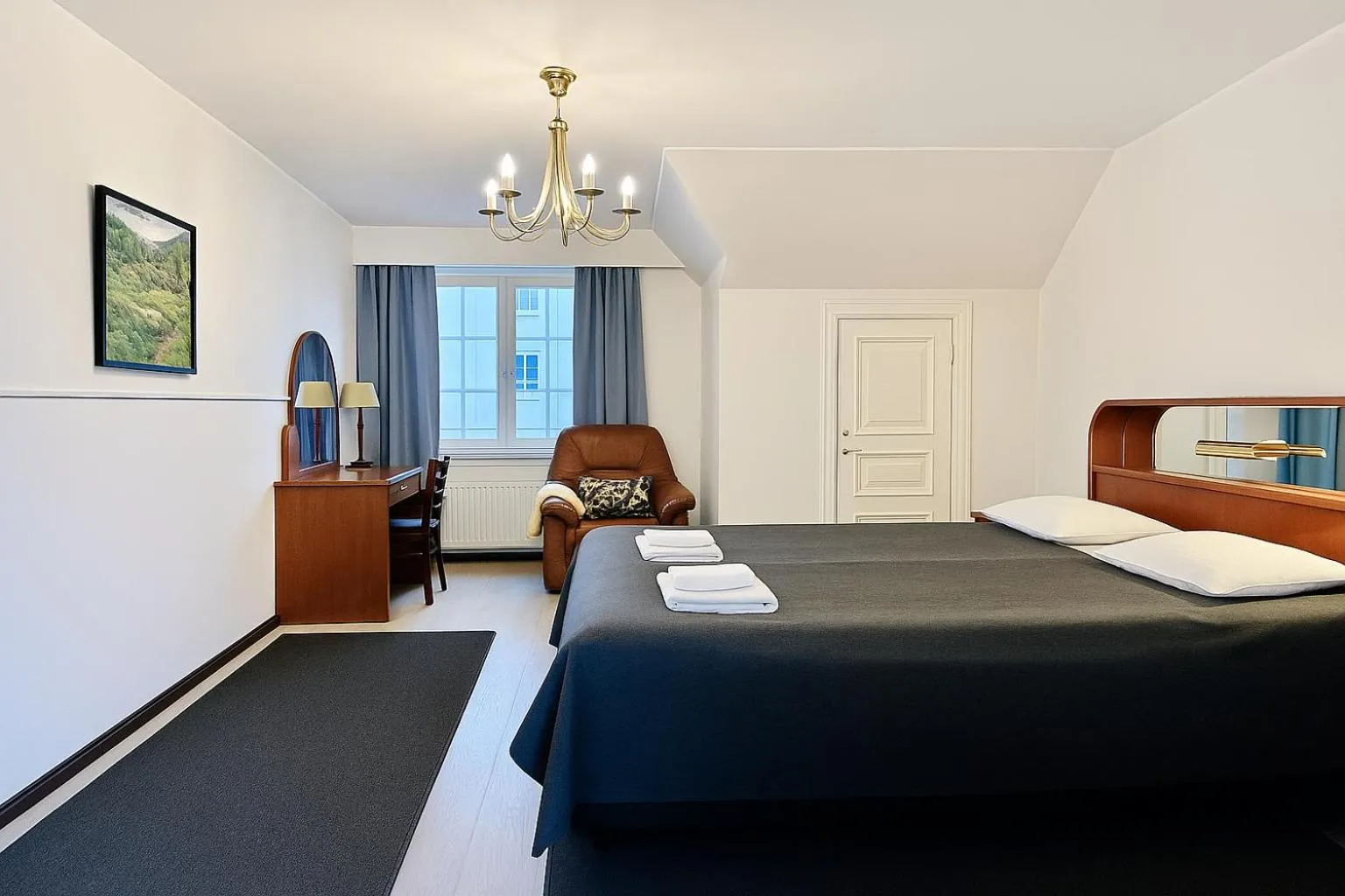 Large Double Room with City View - Shared Bathroom in Senate Hotel