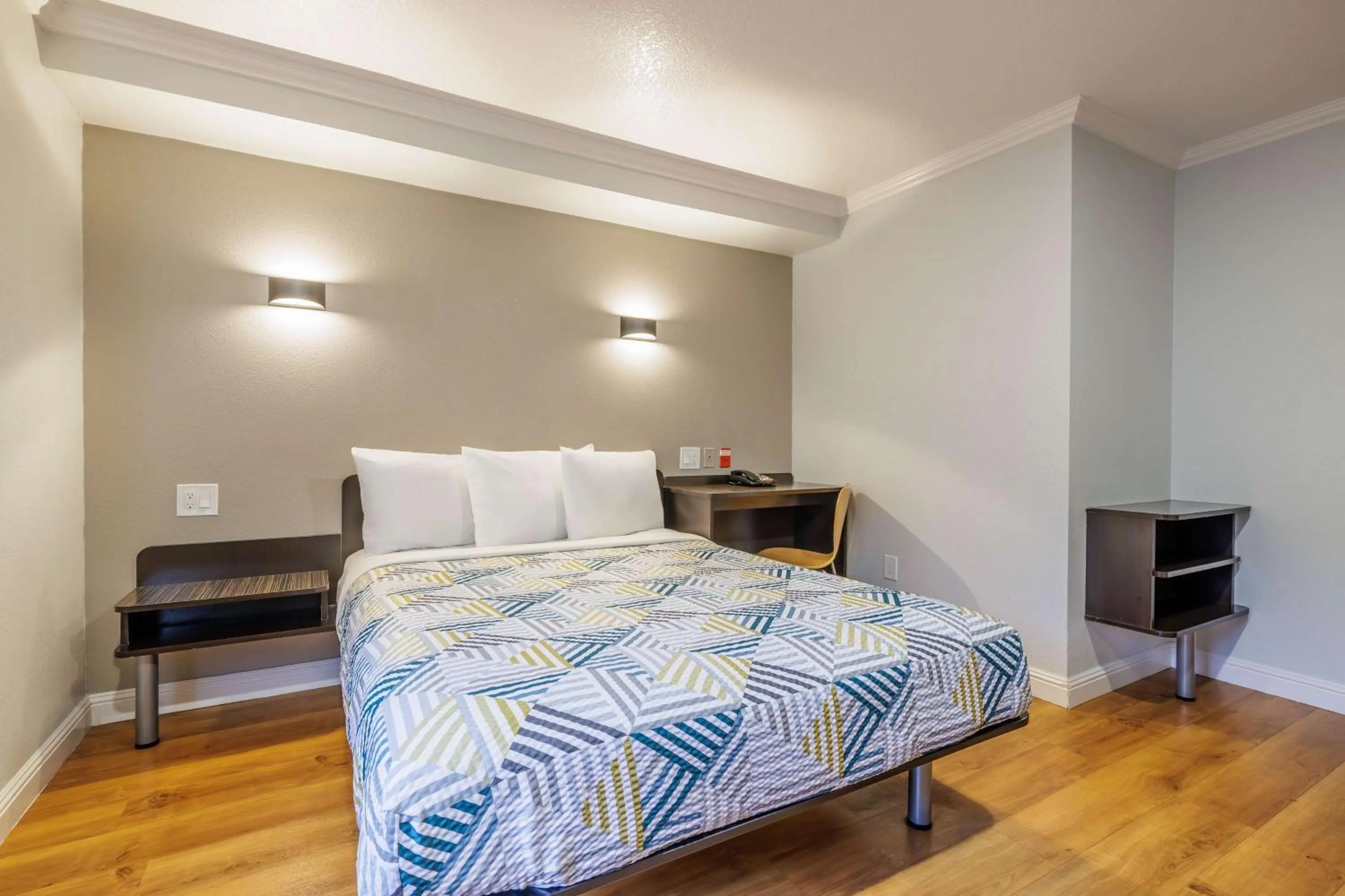 Queen Room - Disability Access - Non-Smoking in Motel 6-Auburn, CA