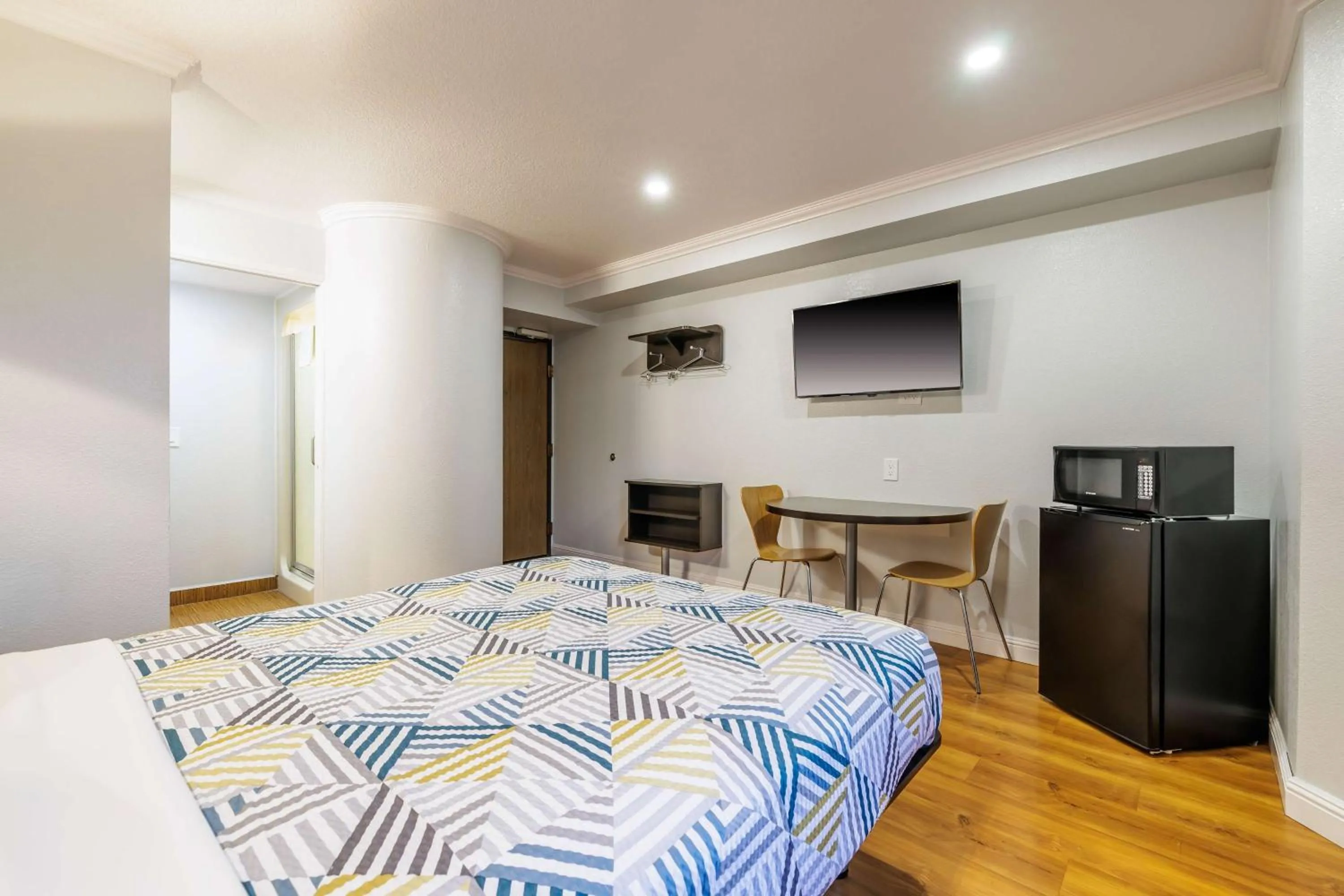 Queen Room - Non-Smoking in Motel 6-Auburn, CA