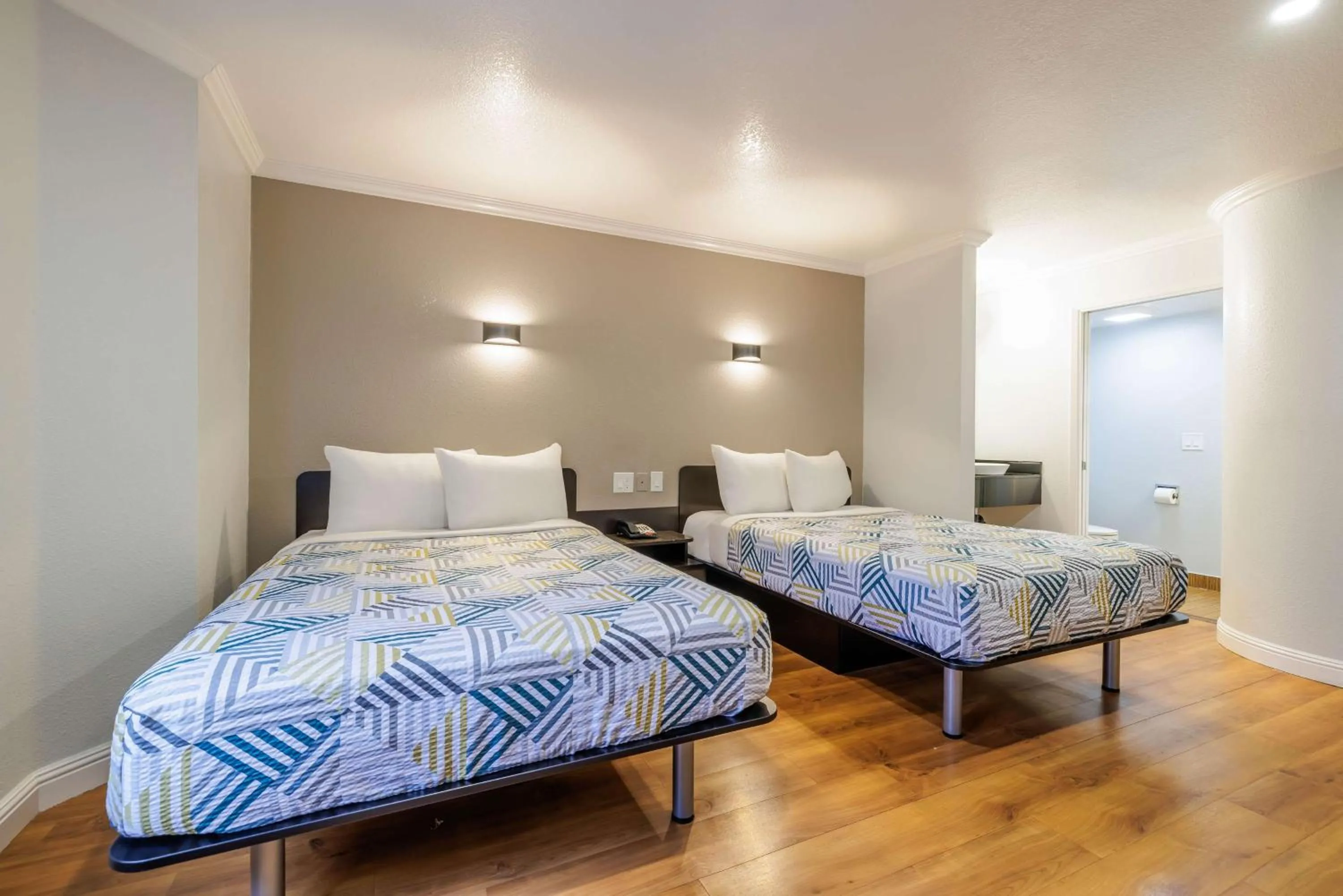 Quadruple Room - Non-Smoking in Motel 6-Auburn, CA