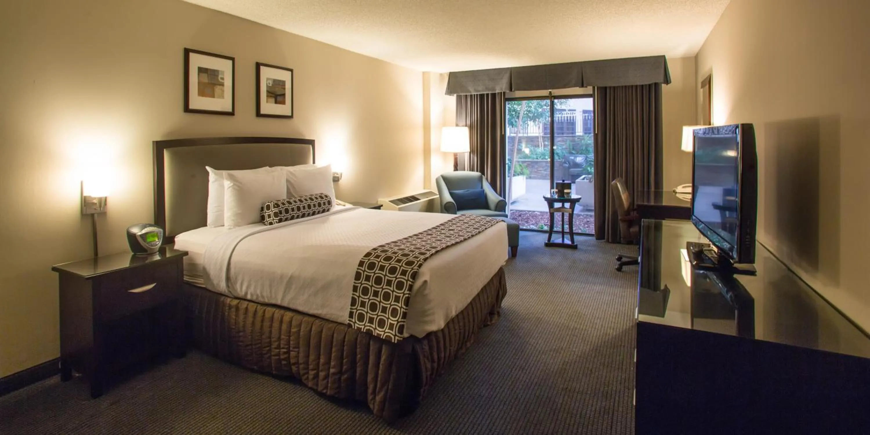 Queen Room - single occupancy - Non-Smoking in Concord Plaza Hotel