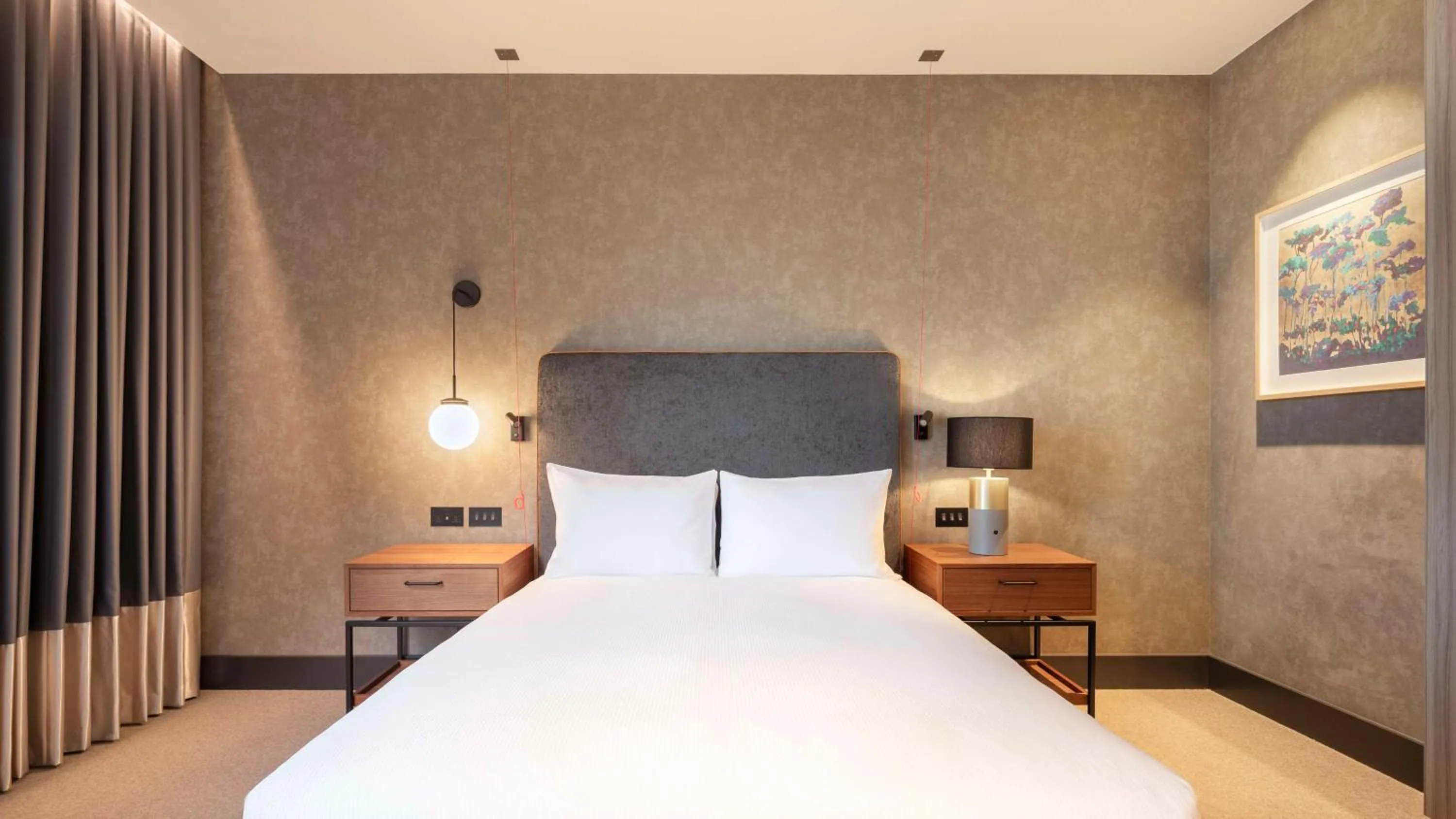 Executive Queen Room - Mobility Accessible in Hilton Woking